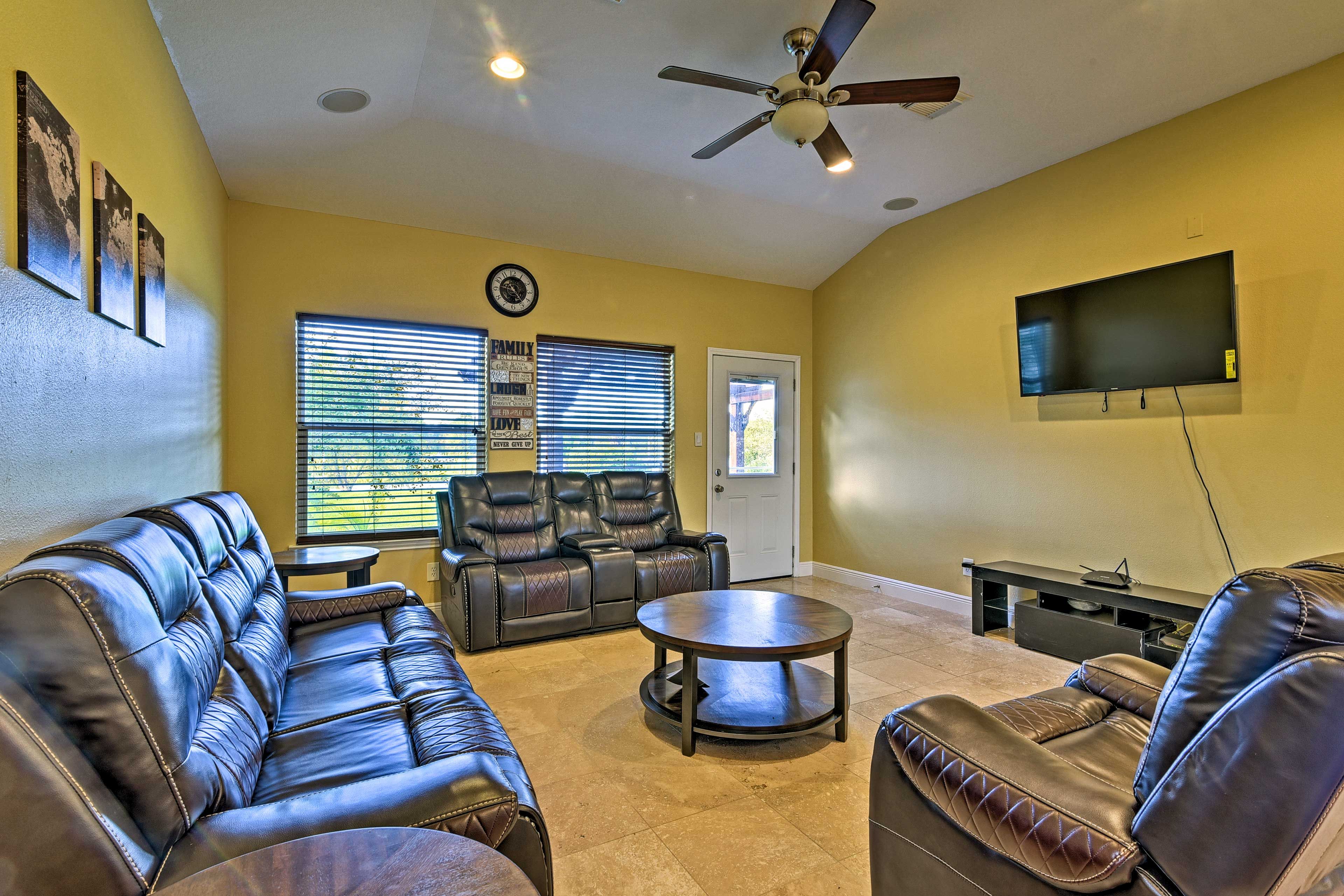 Living Room | Free WiFi | Central A/C