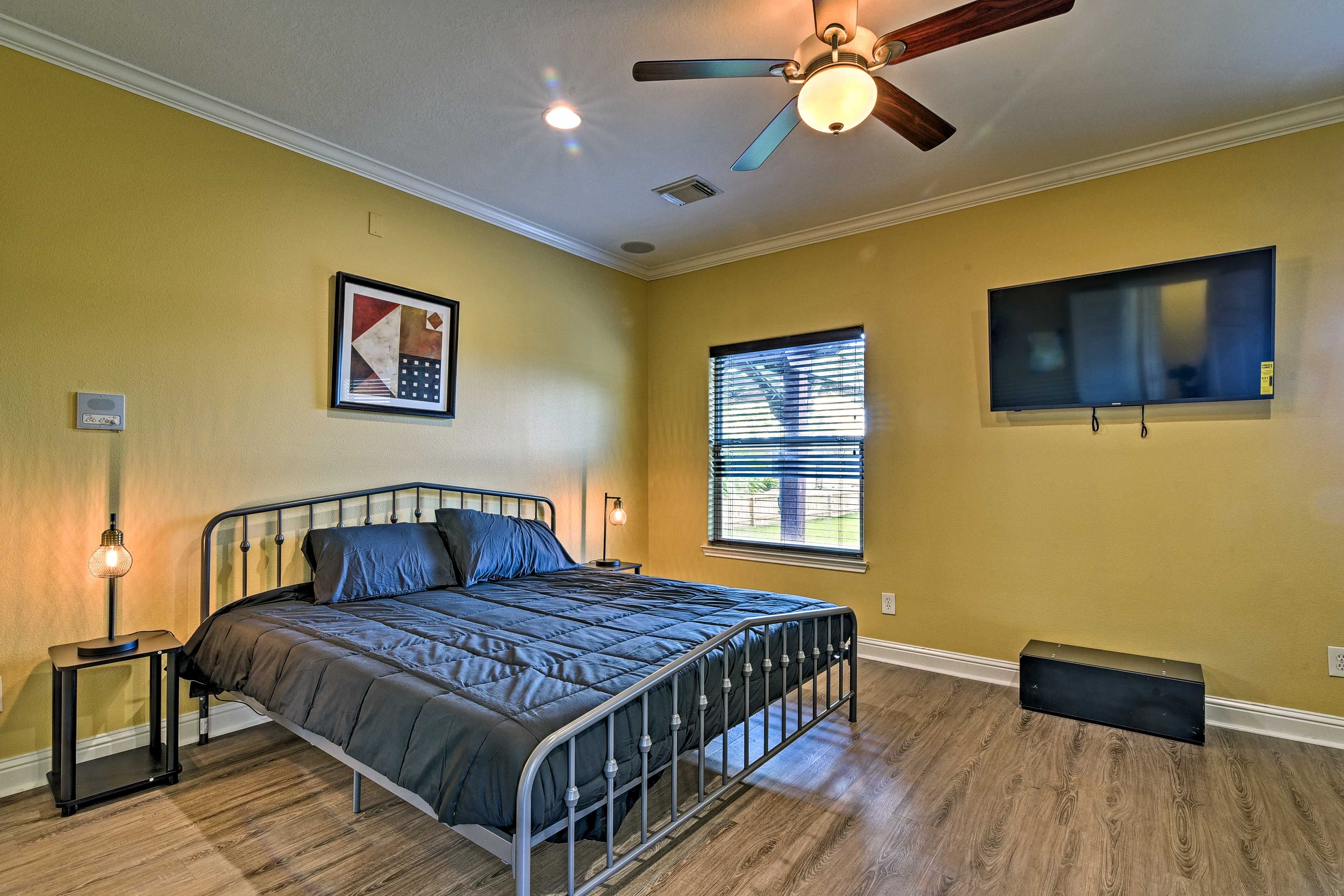 Bedroom 1 | Smart TV