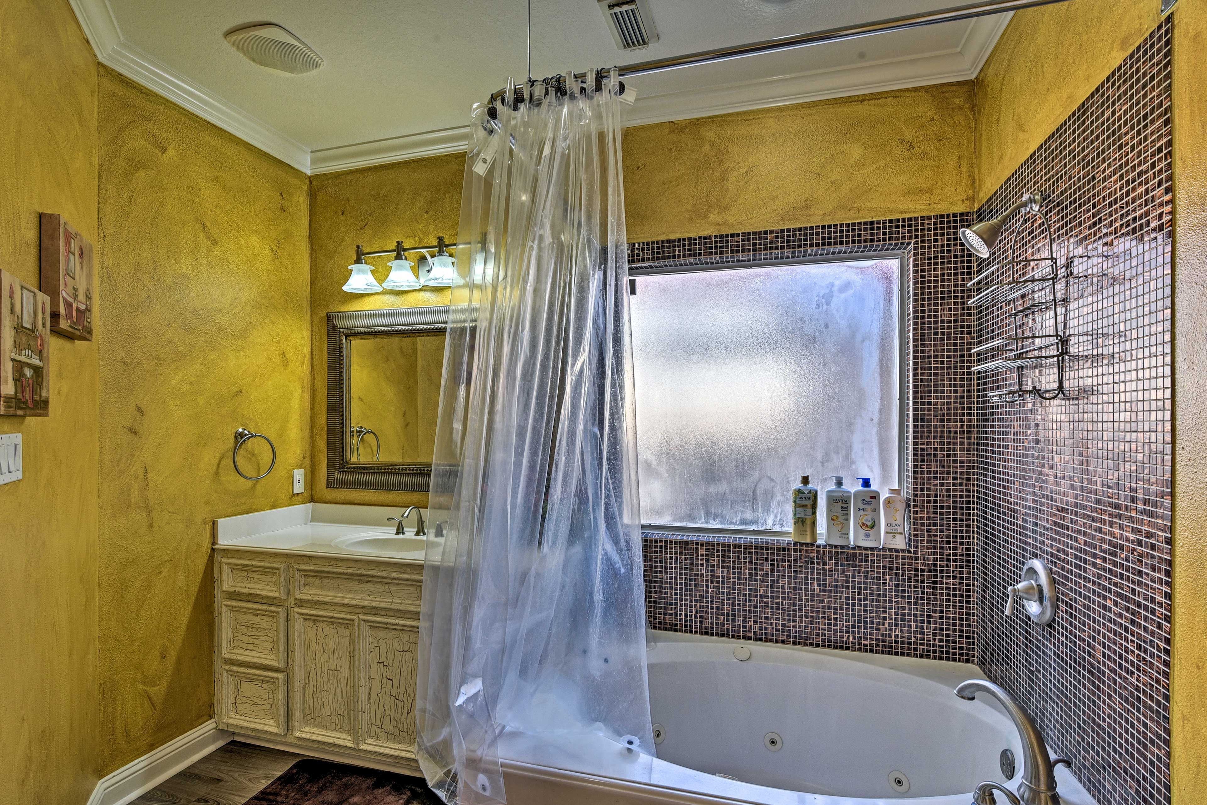 En-Suite Bathroom | Towels Provided | Complimentary Toiletries | Jetted Tub