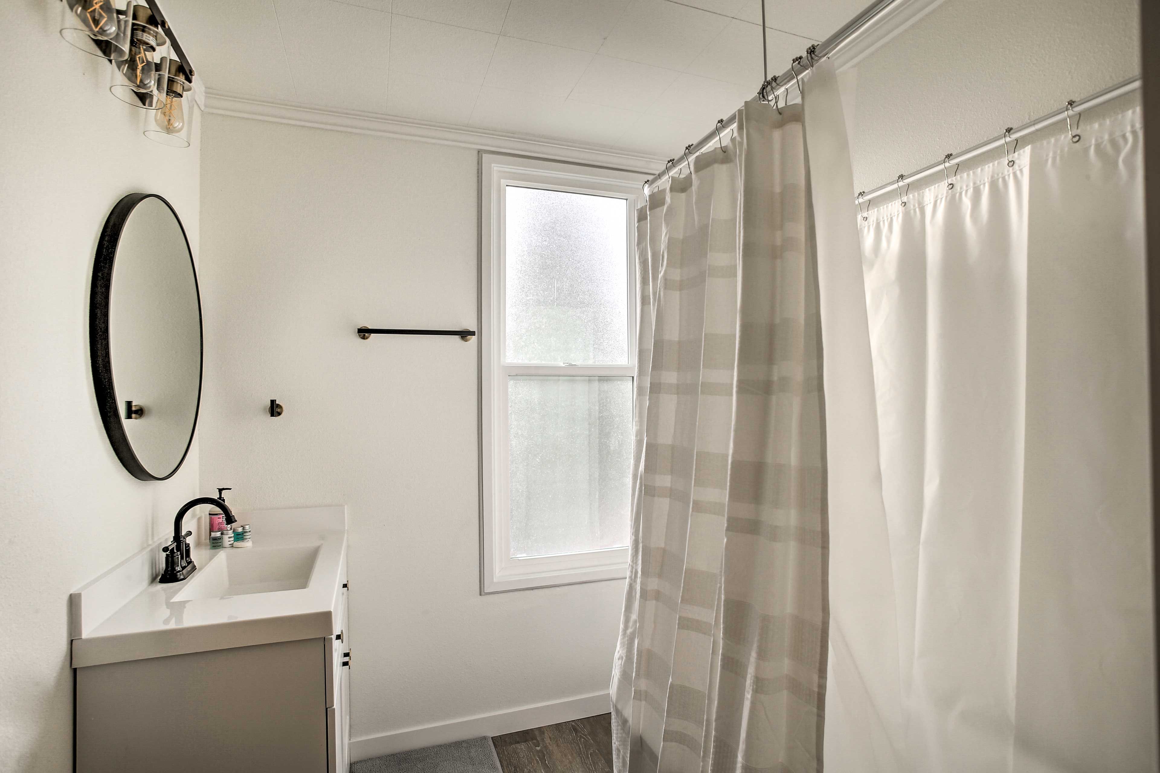 Full Bathroom | Towels Provided