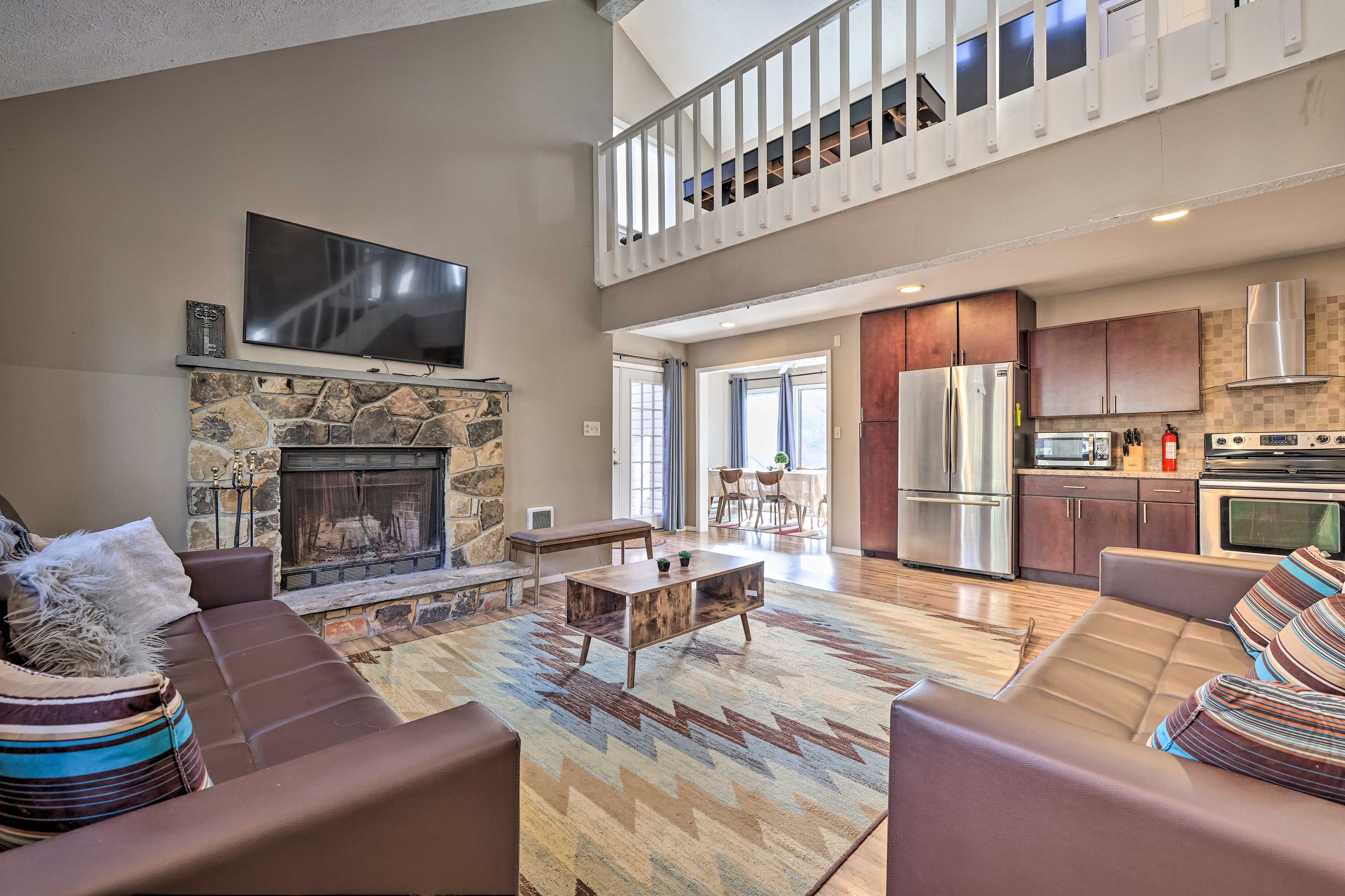 Living Room | Access to Kitchen/Dining Room