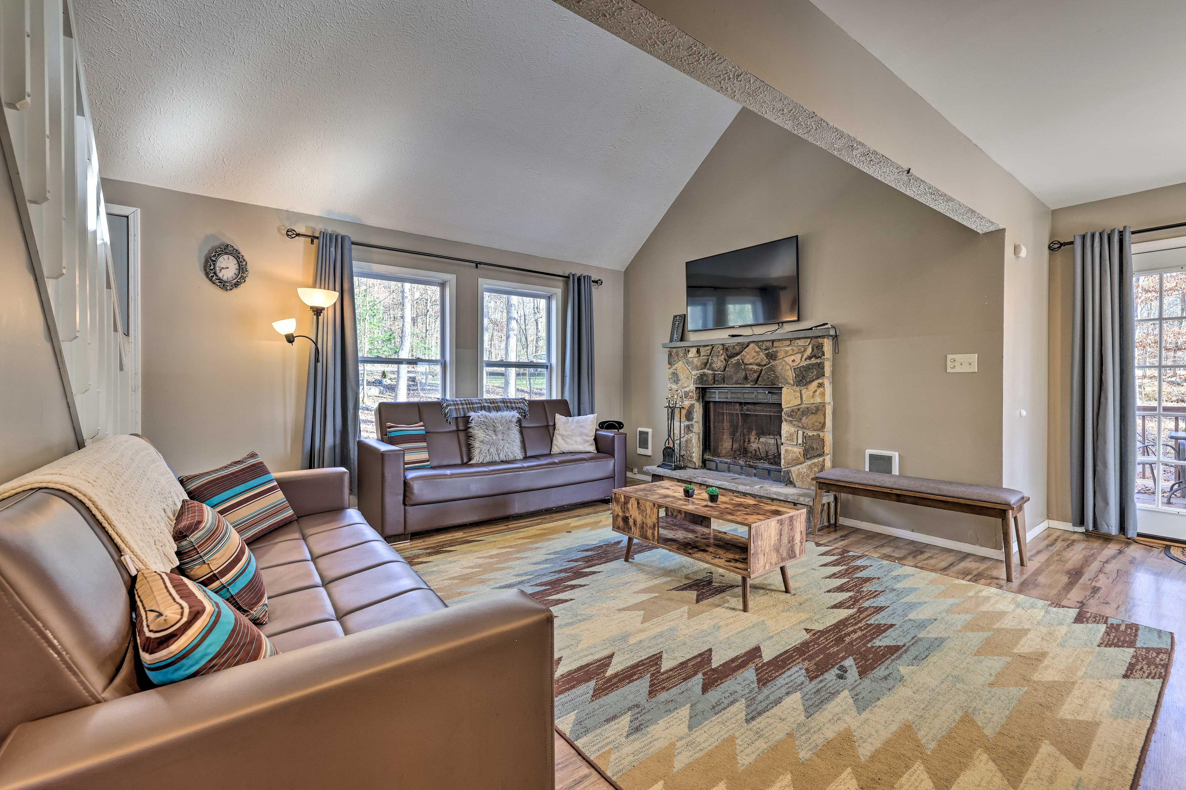 East Stroudsburg Vacation Rental | 3BR | 2BA | Stairs Required | 1,640 Sq Ft
