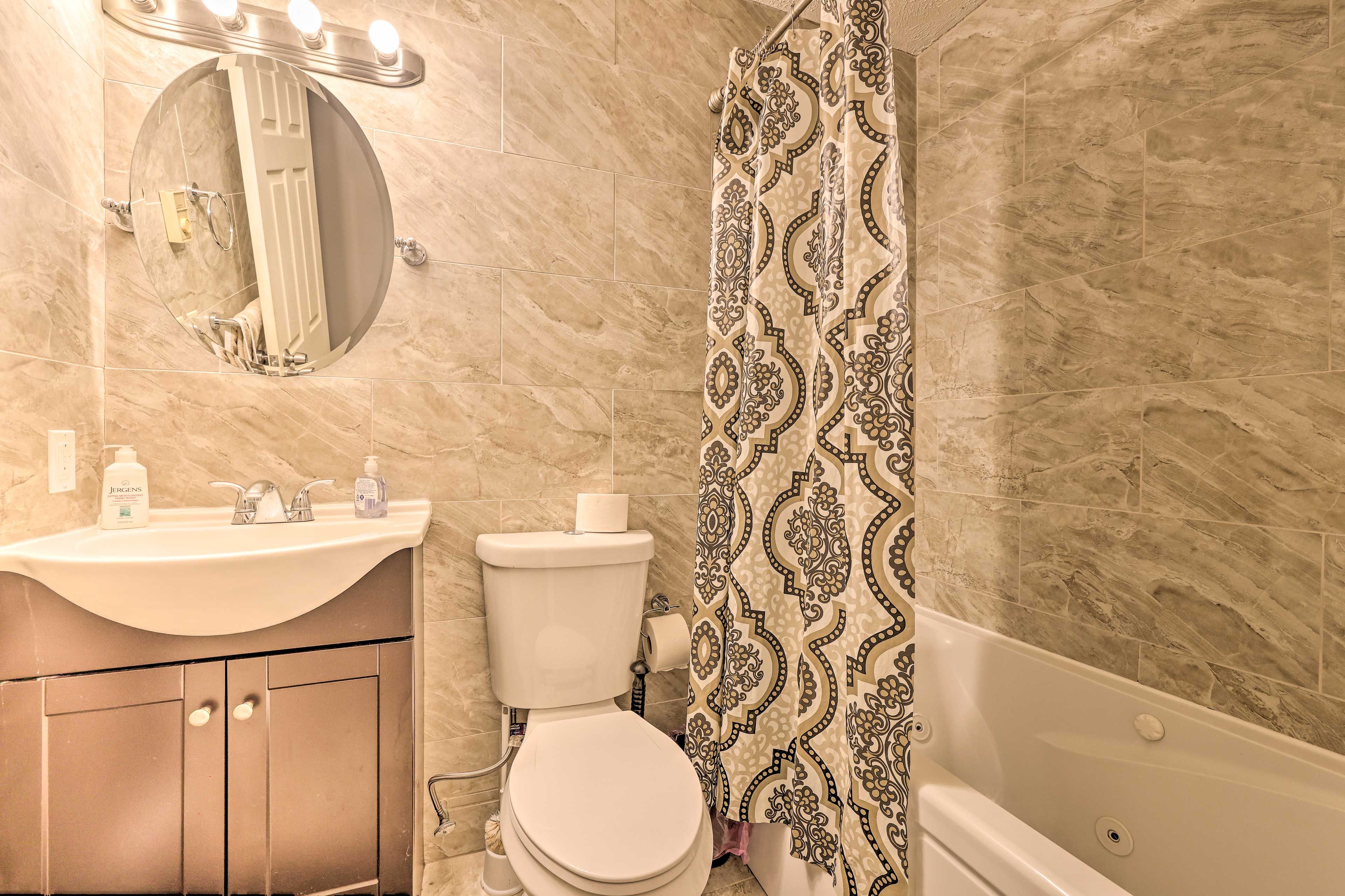 Full Bathroom | 2nd Floor | Towels Provided