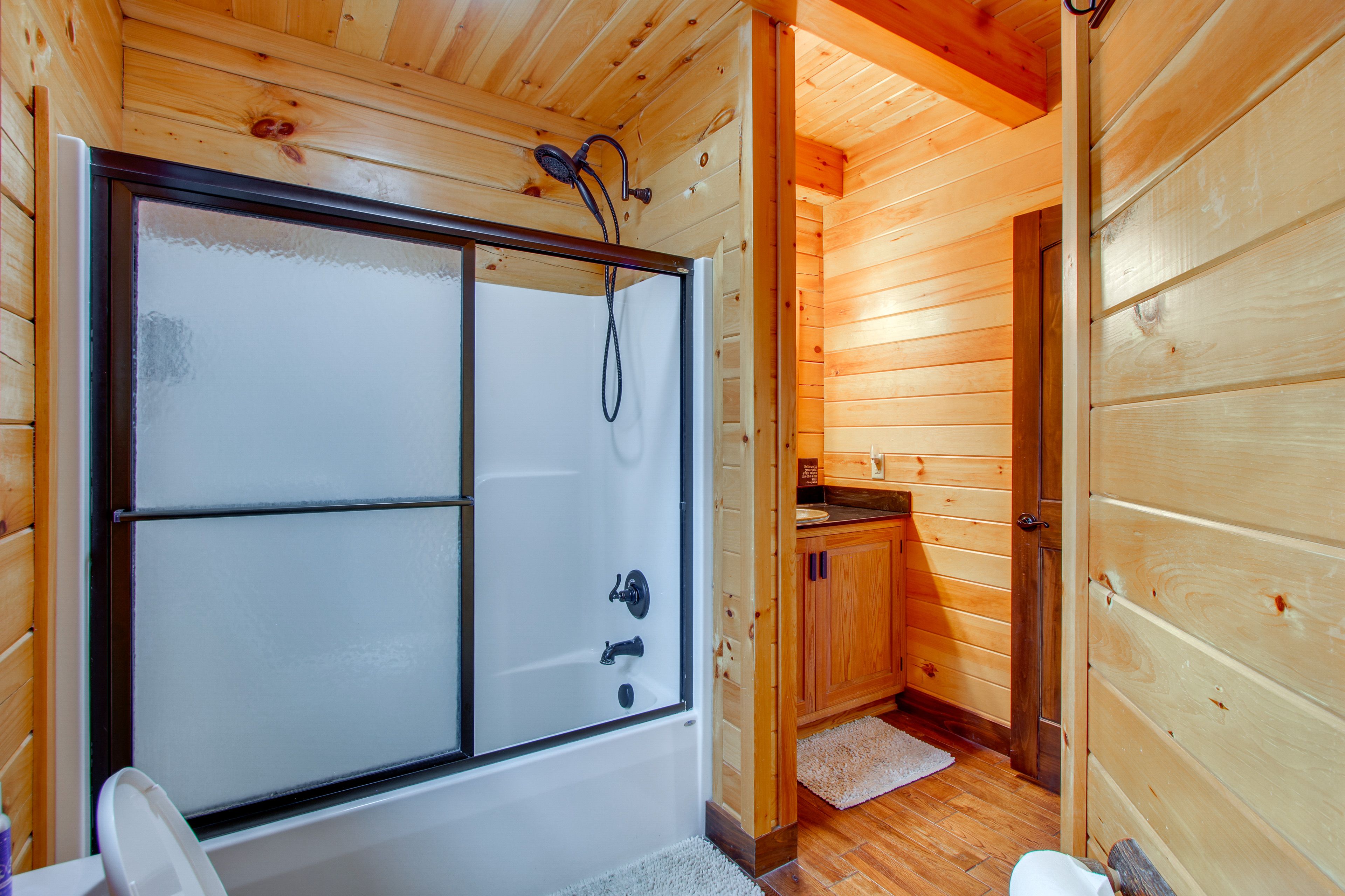 Full Bathroom | Main Floor | Linens & Towels