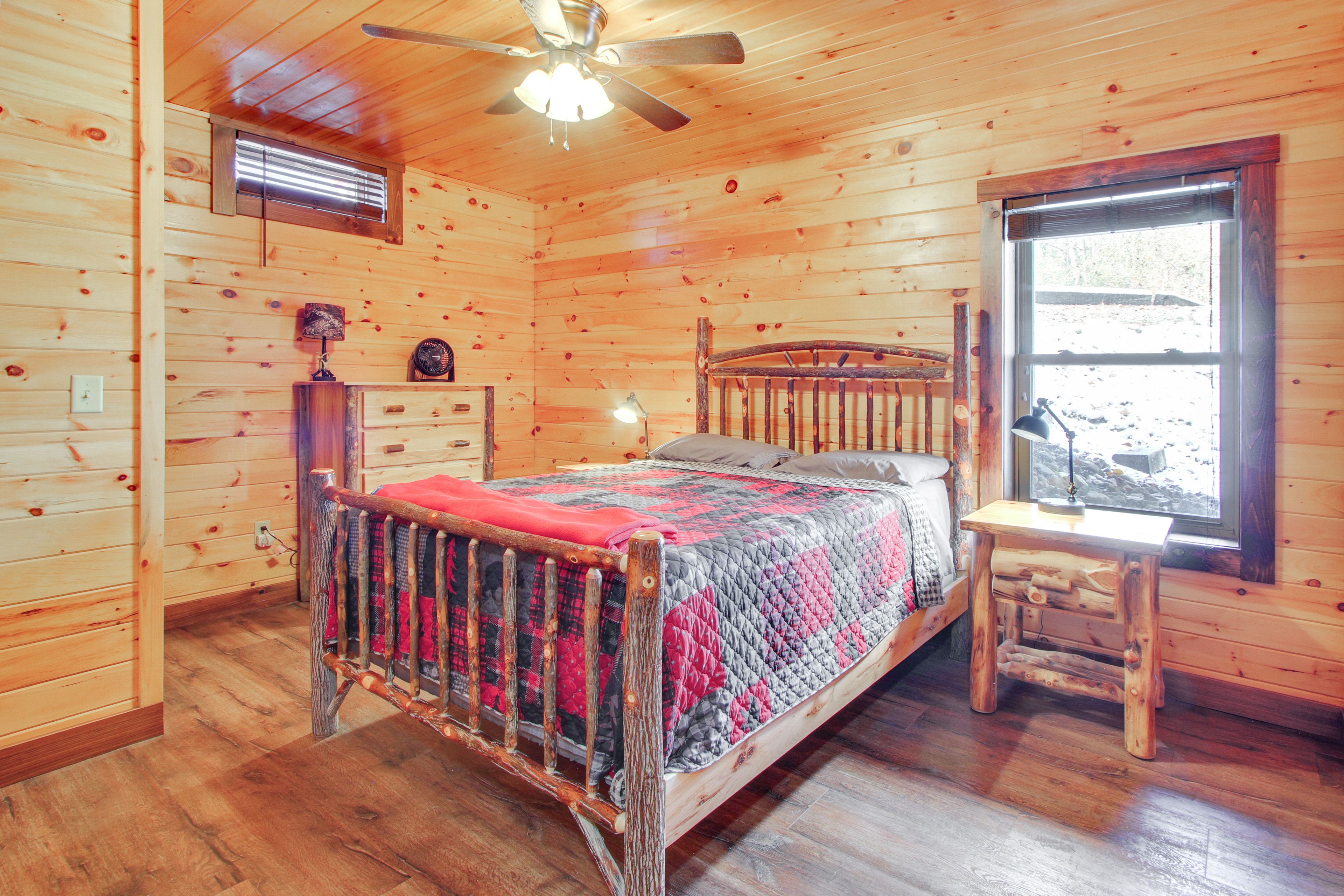 Bedroom 2 | Queen Bed