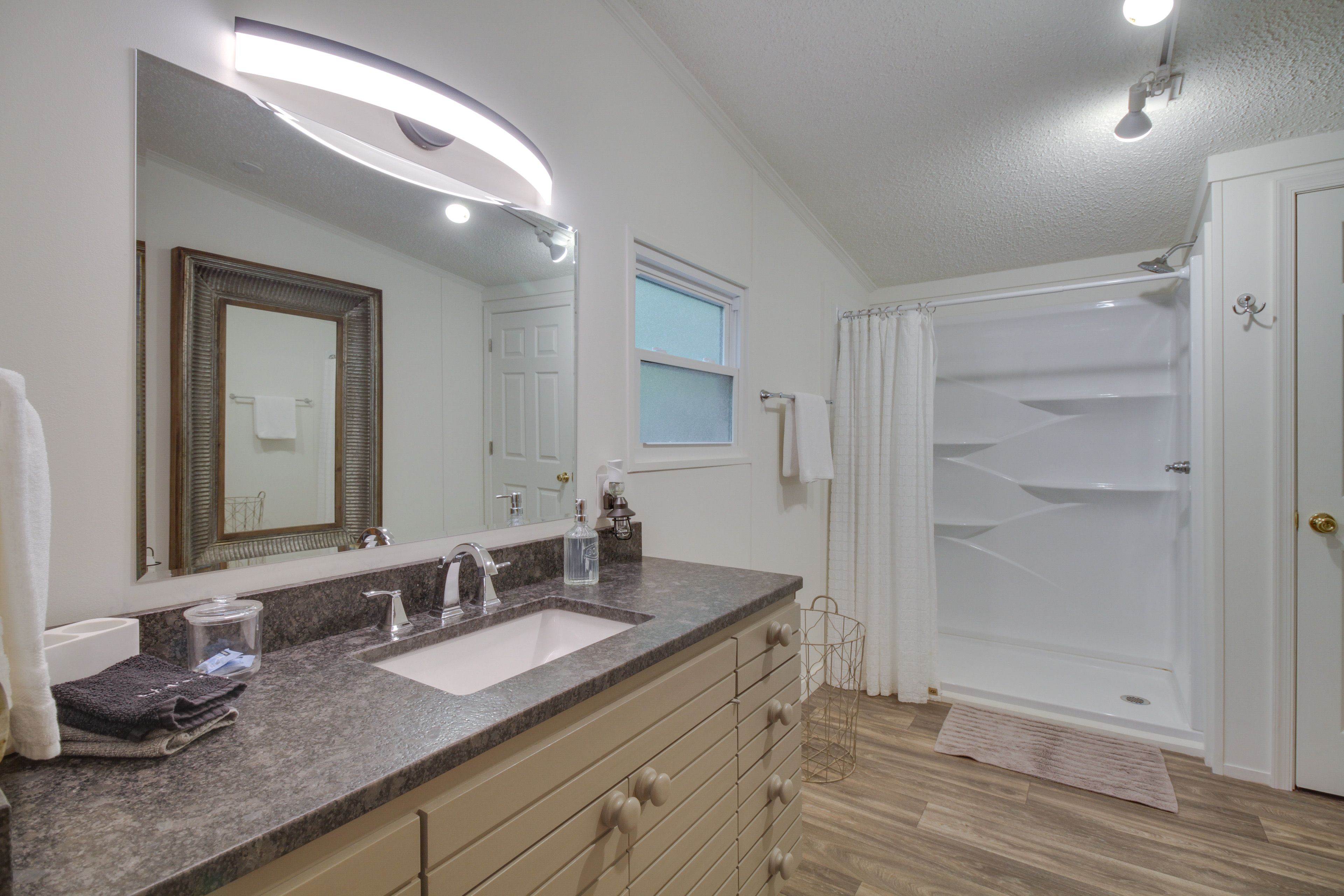 Full Bathroom | Towels Provided | Complimentary Toiletries