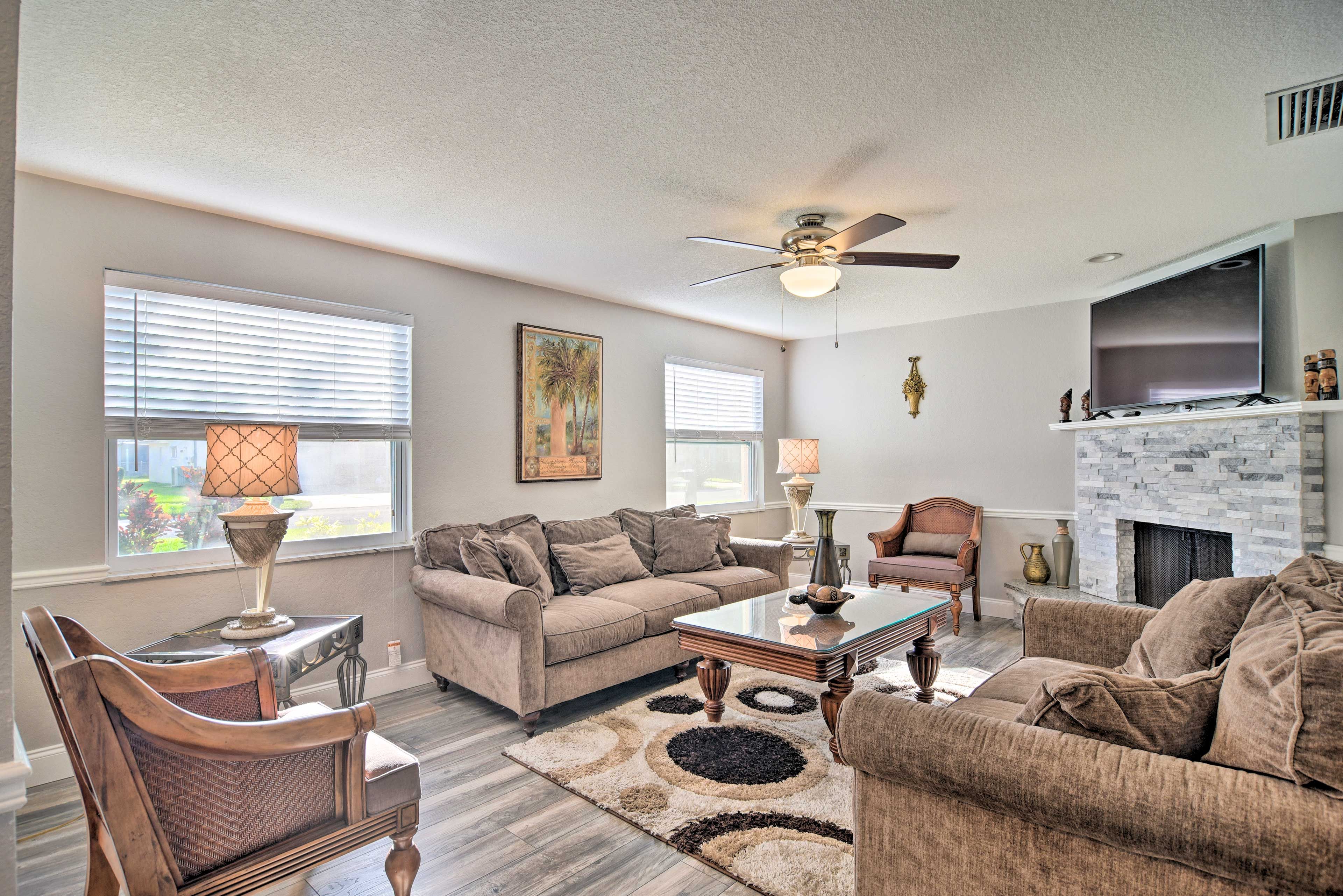 Living Room | Single-Story Home | Smart TV | Free WiFi