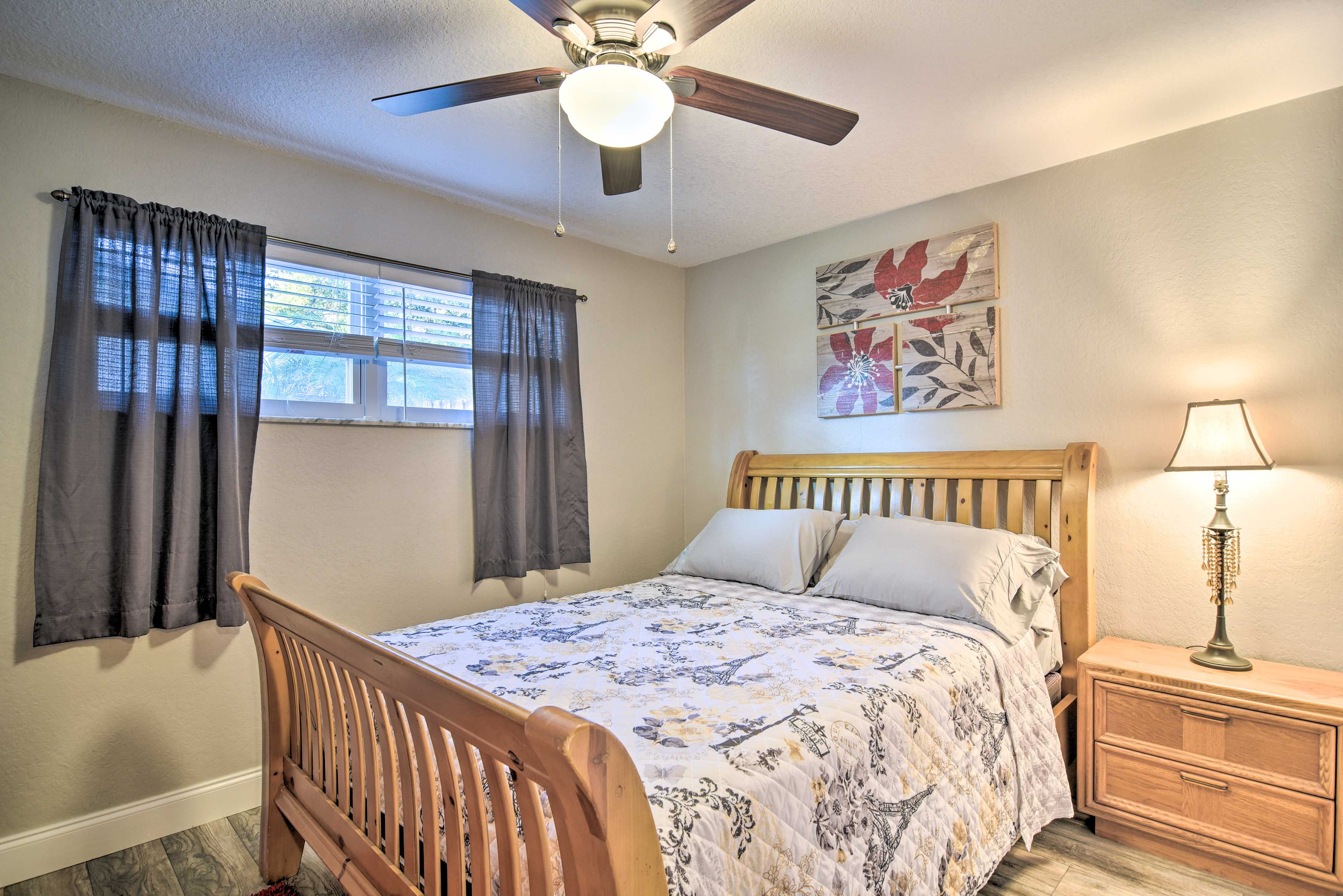 Bedroom 2 | Queen Bed | Smart TV