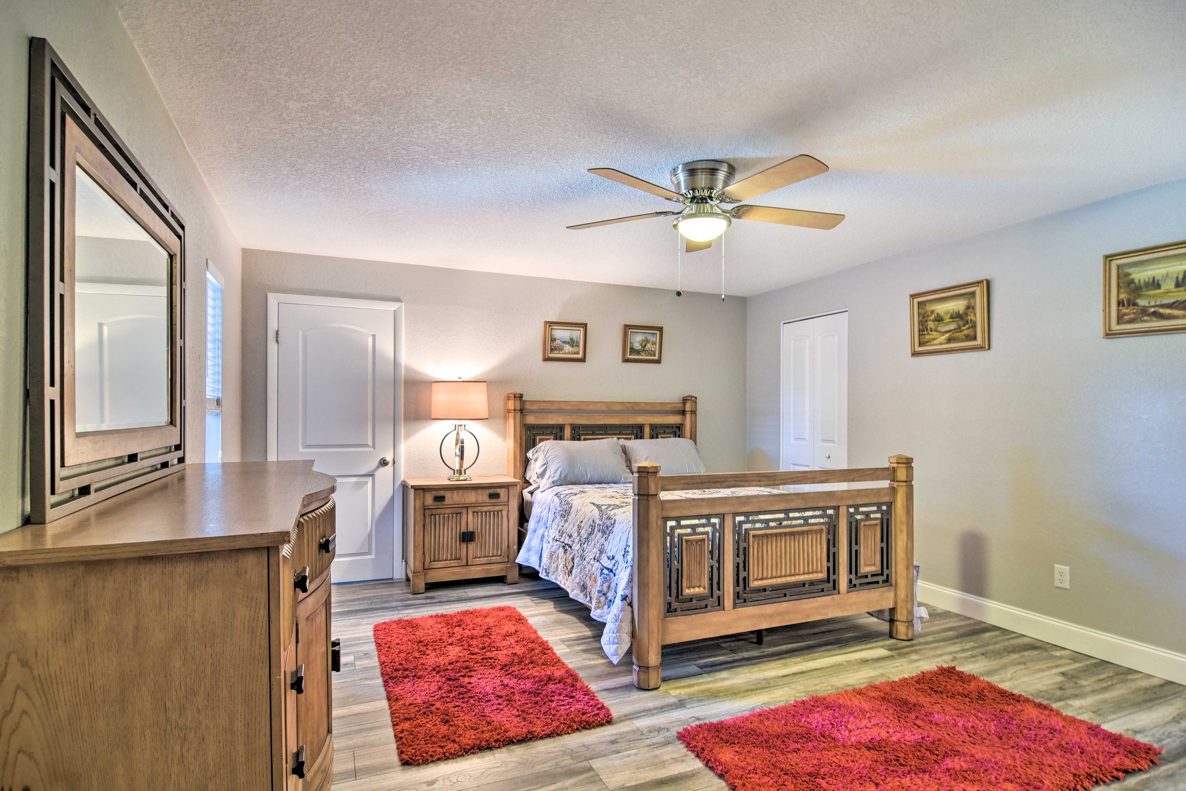 Bedroom 1 | Queen Bed | Smart TV
