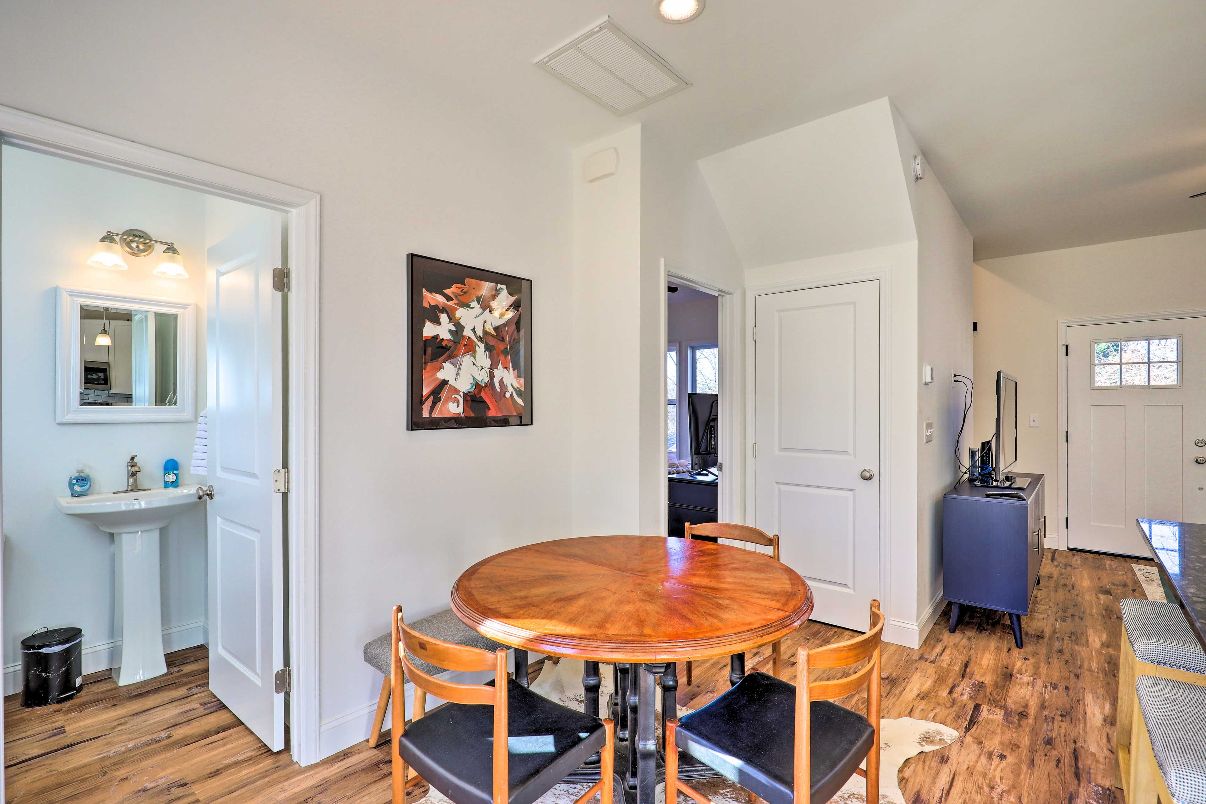 Dining Area | Dishware & Flatware Provided