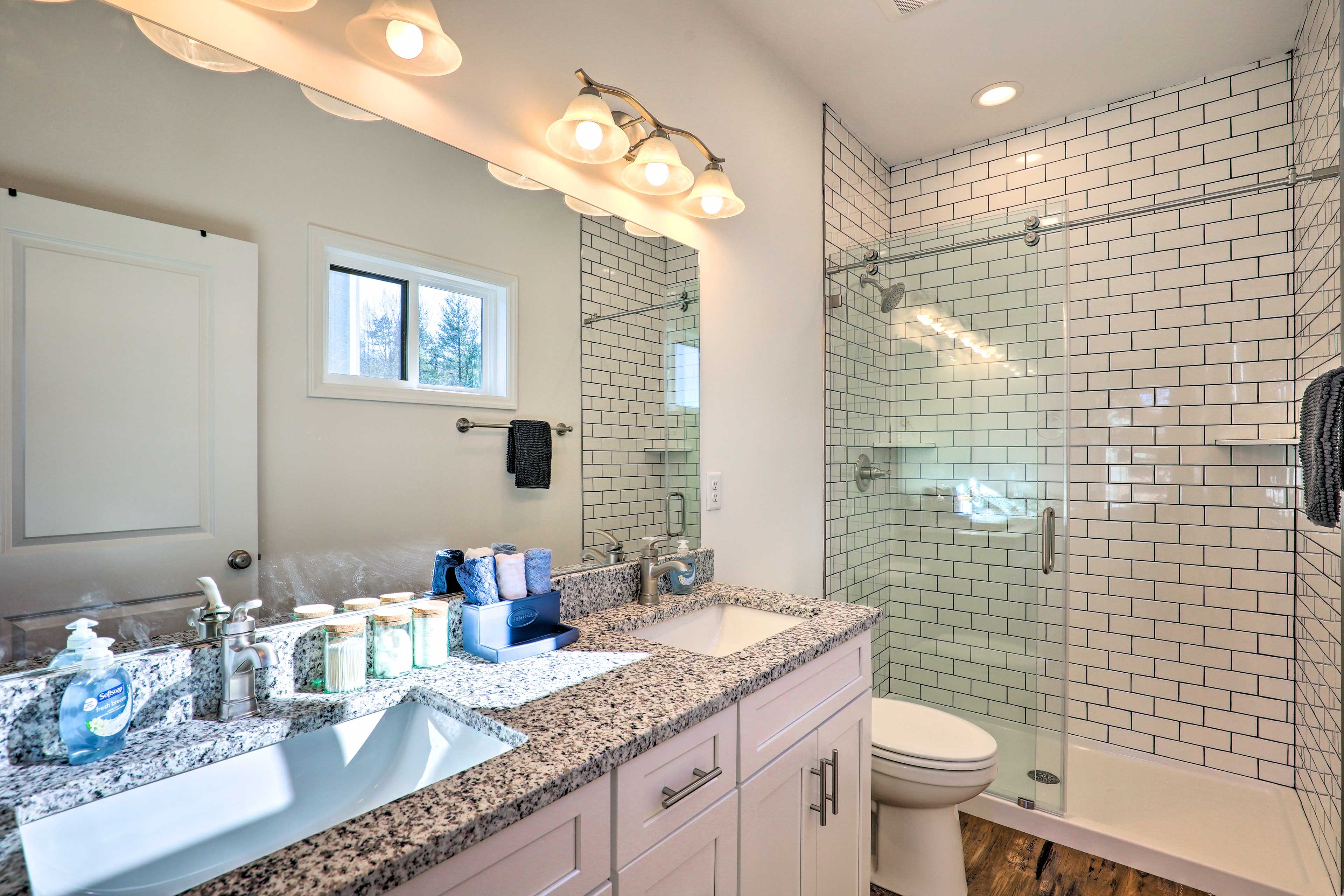 Full Bathroom | Complimentary Toiletries