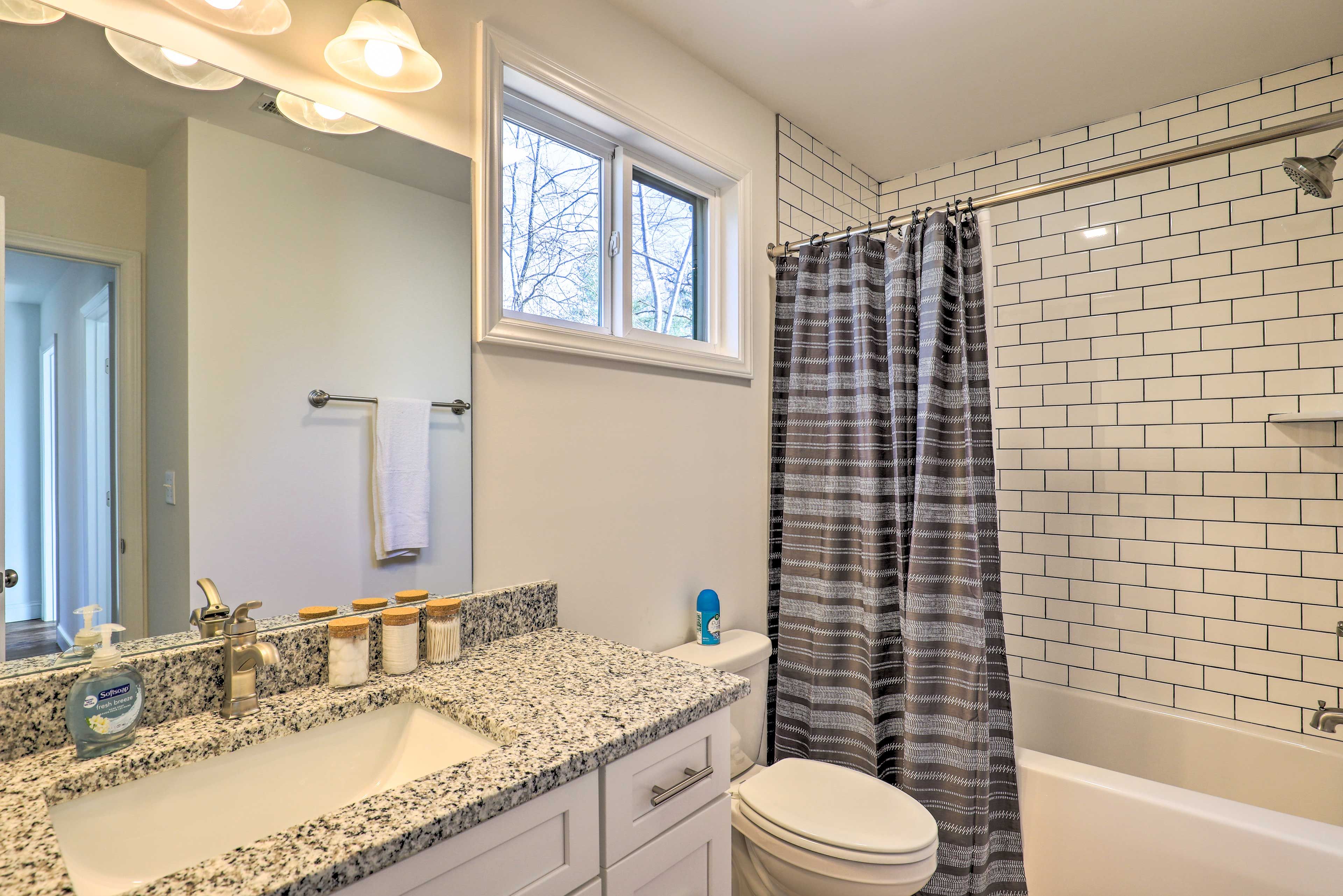 Full Bathroom | Towels Provided