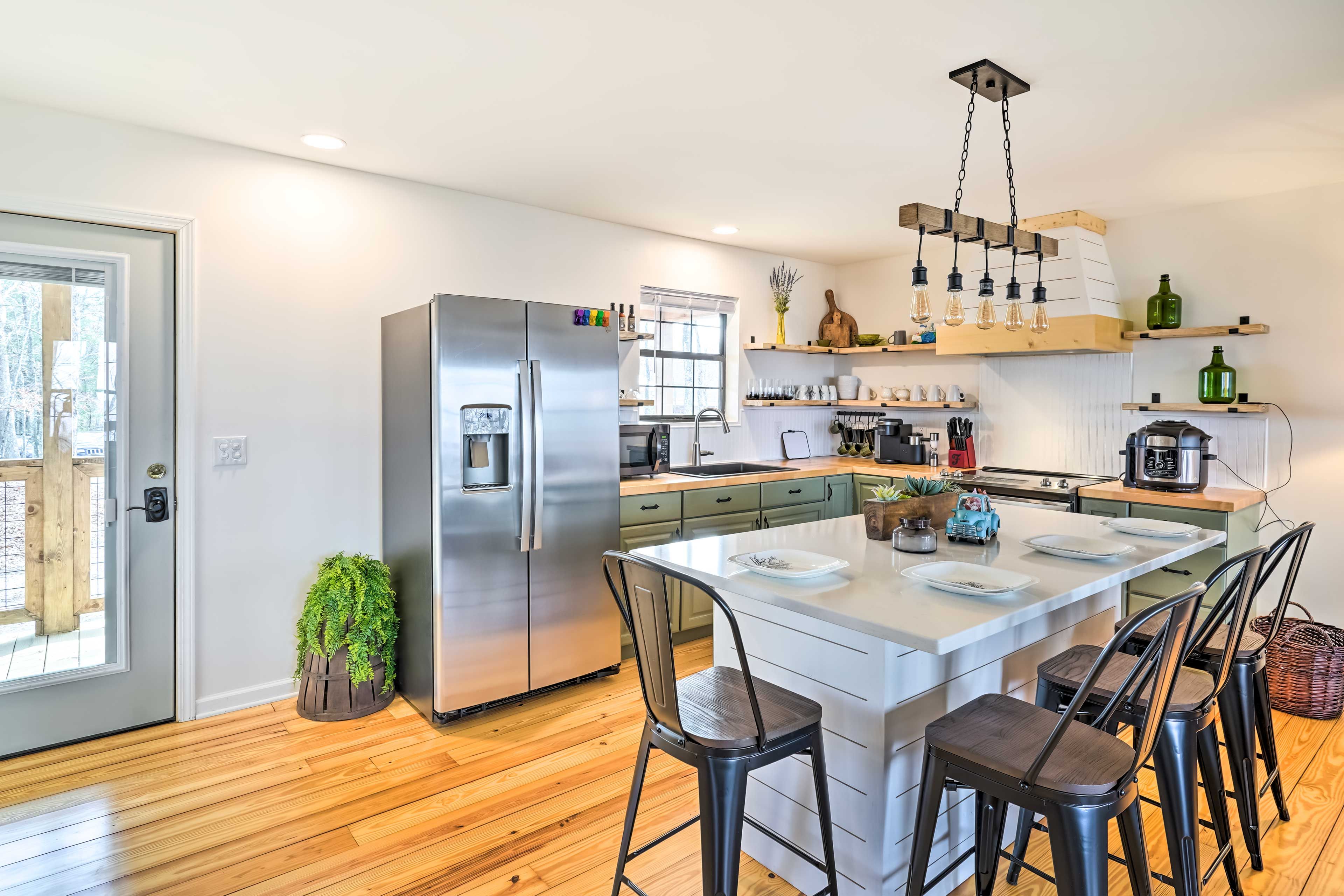 Dining Room | Dishware/Flatware Provided