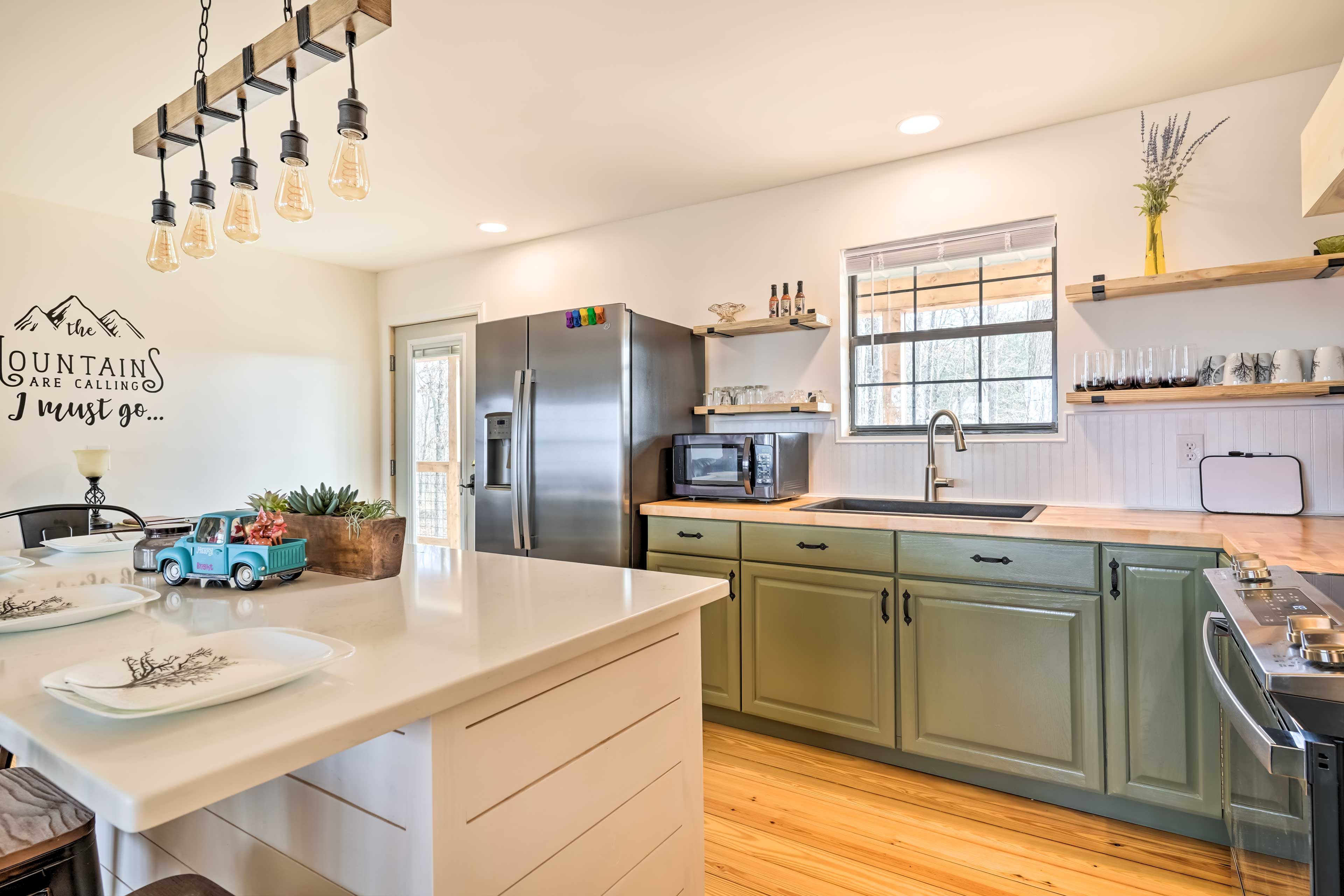 Kitchen | Paper Towels/Trash Bags Provided