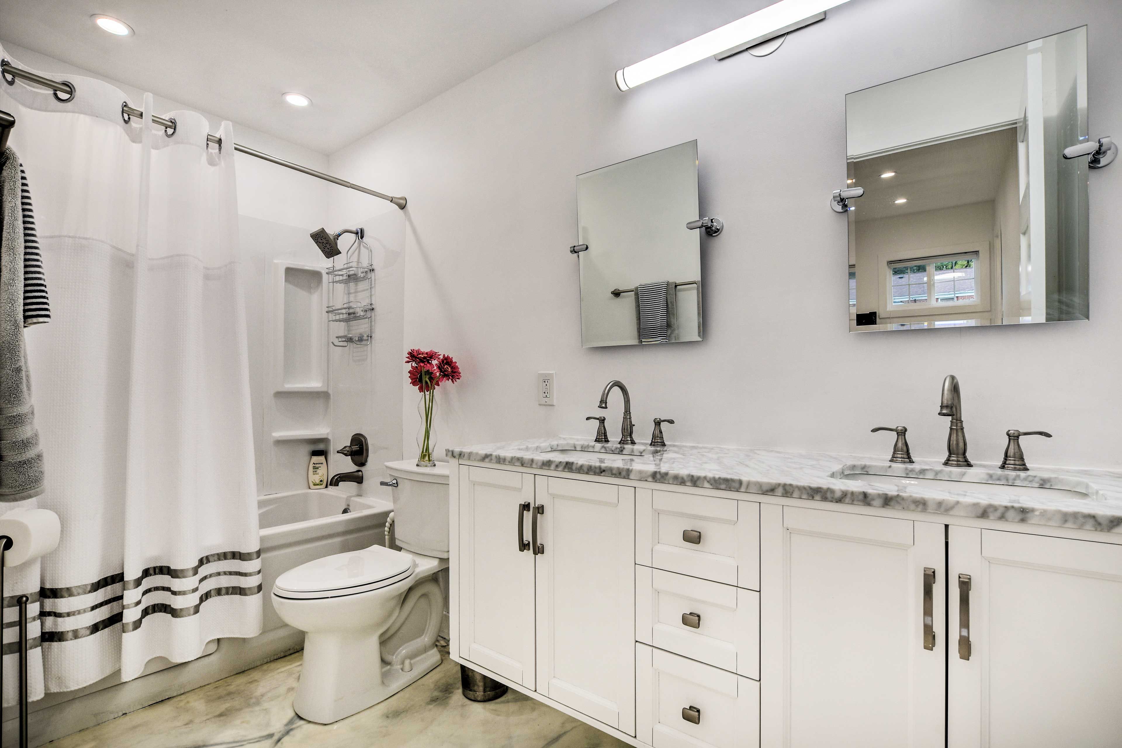 Full En-Suite Bathroom | Shower/Jetted Tub Combo
