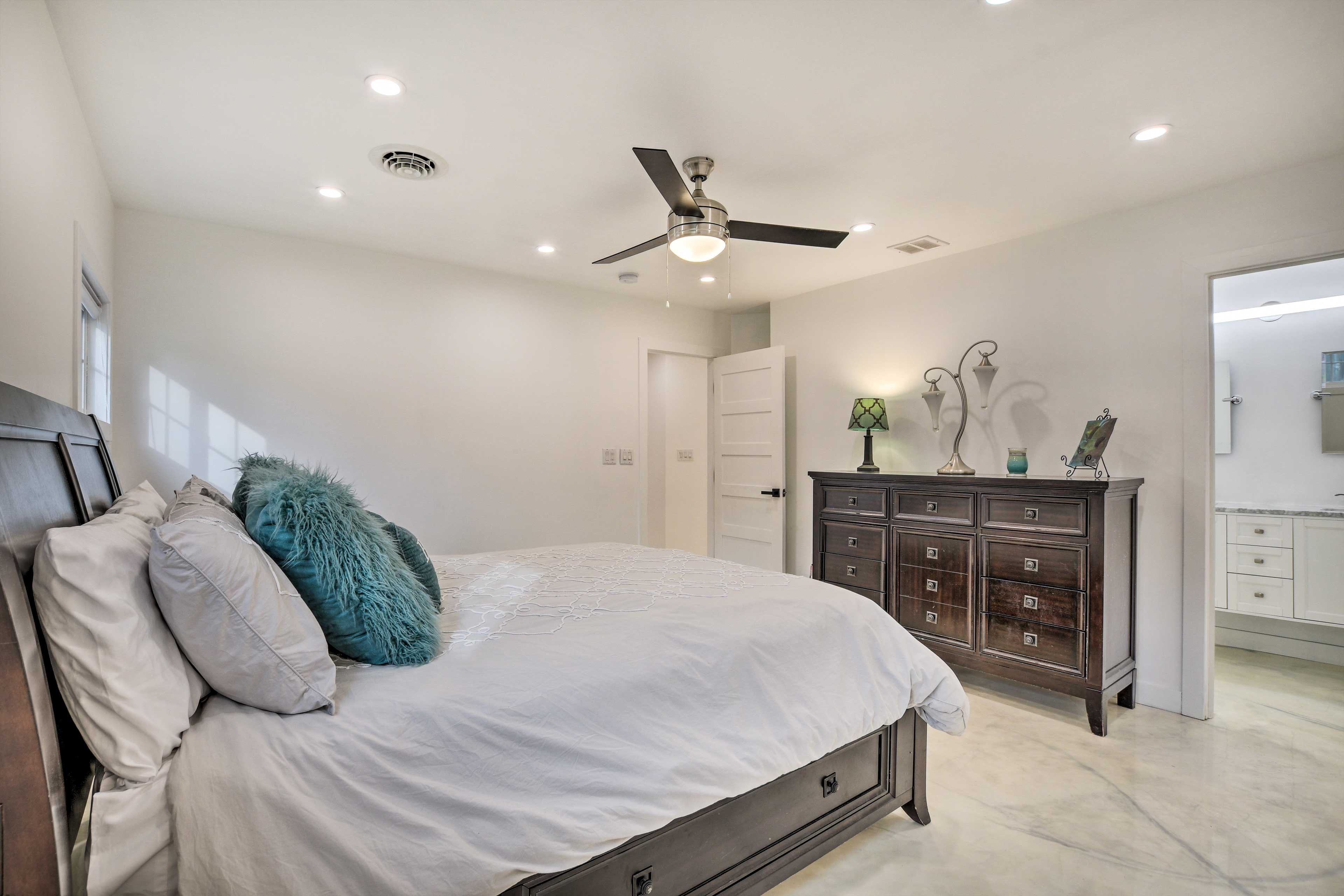 Bedroom 1 | Queen Bed | En-Suite Bathroom Access