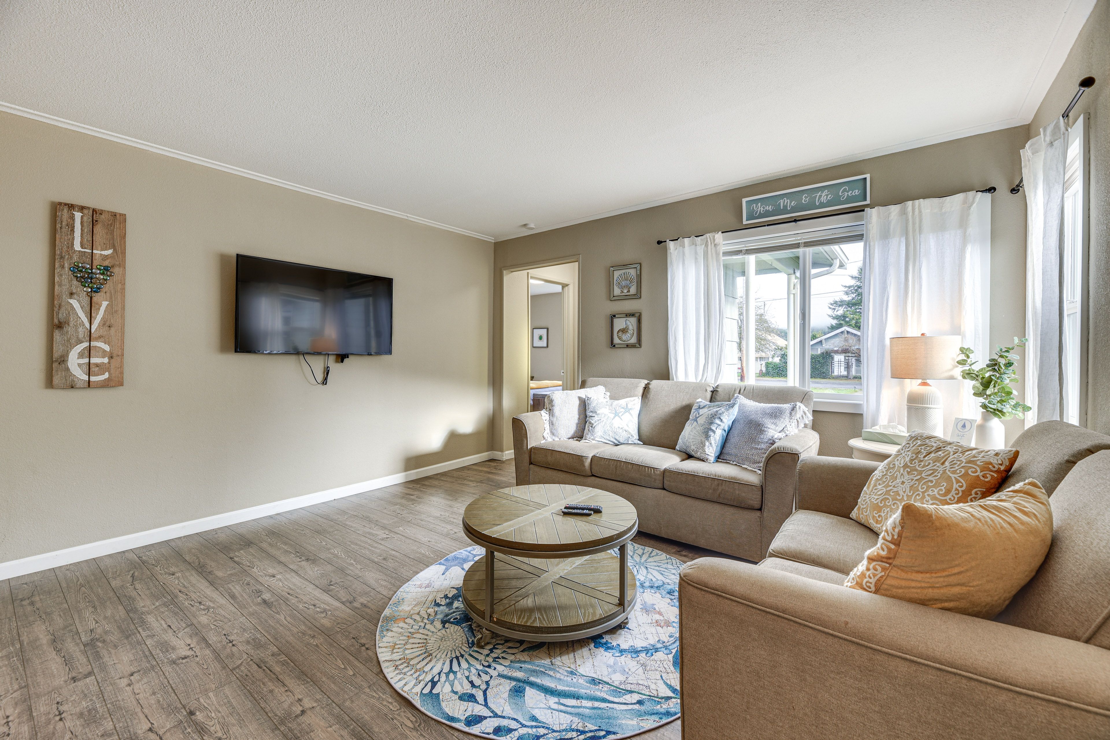 Living Room | Free WiFi | Smart TV