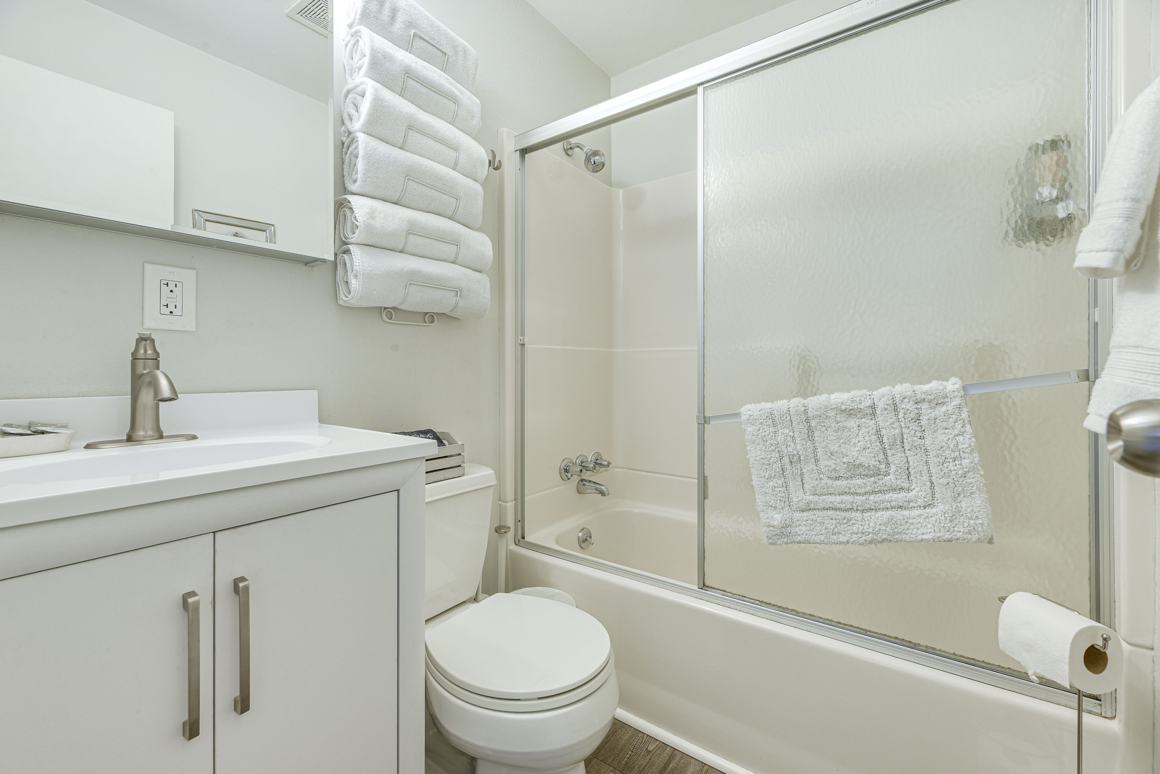 Full Bathroom | Towels Provided