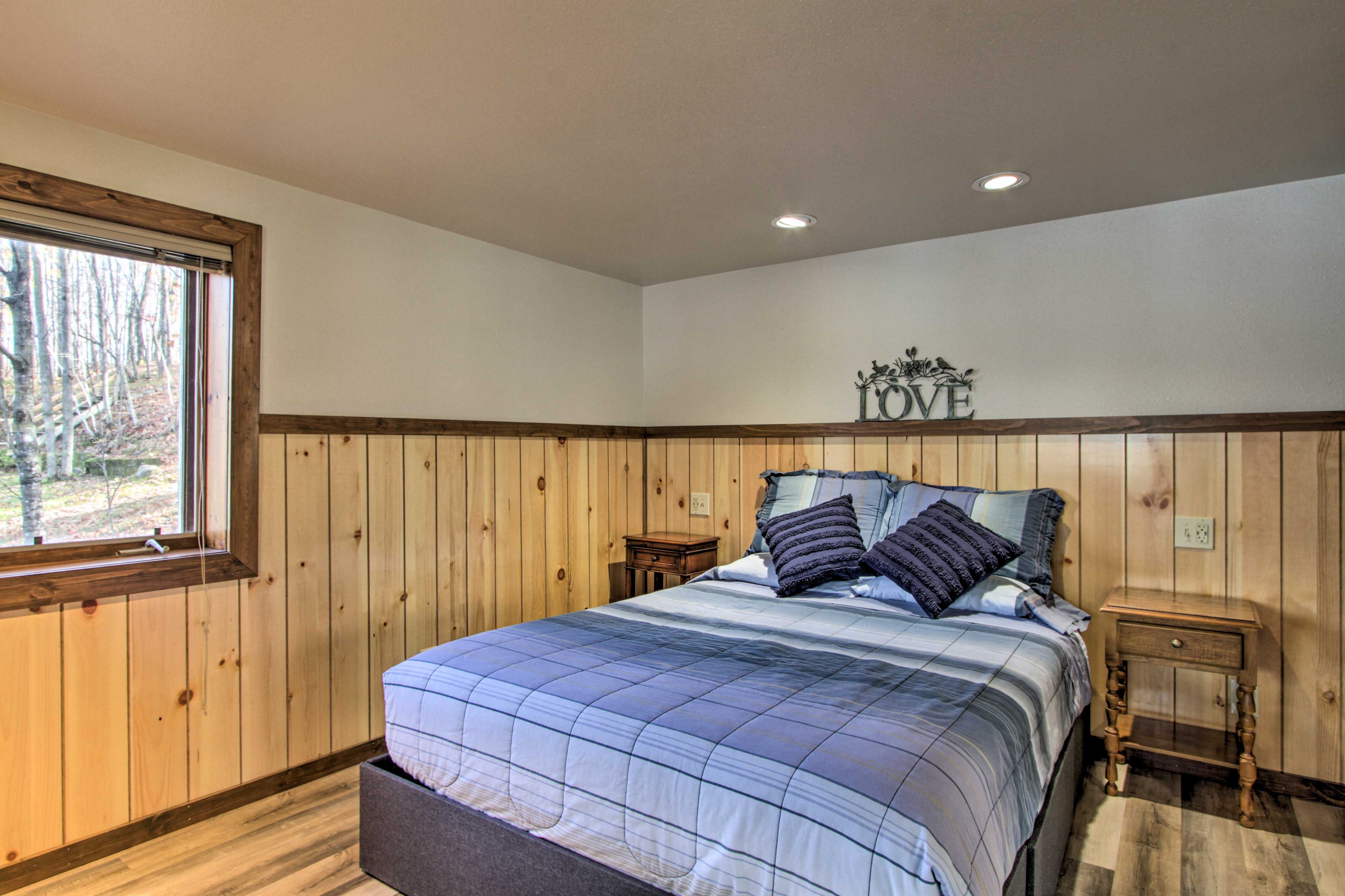Bedroom 1 | Queen Bed