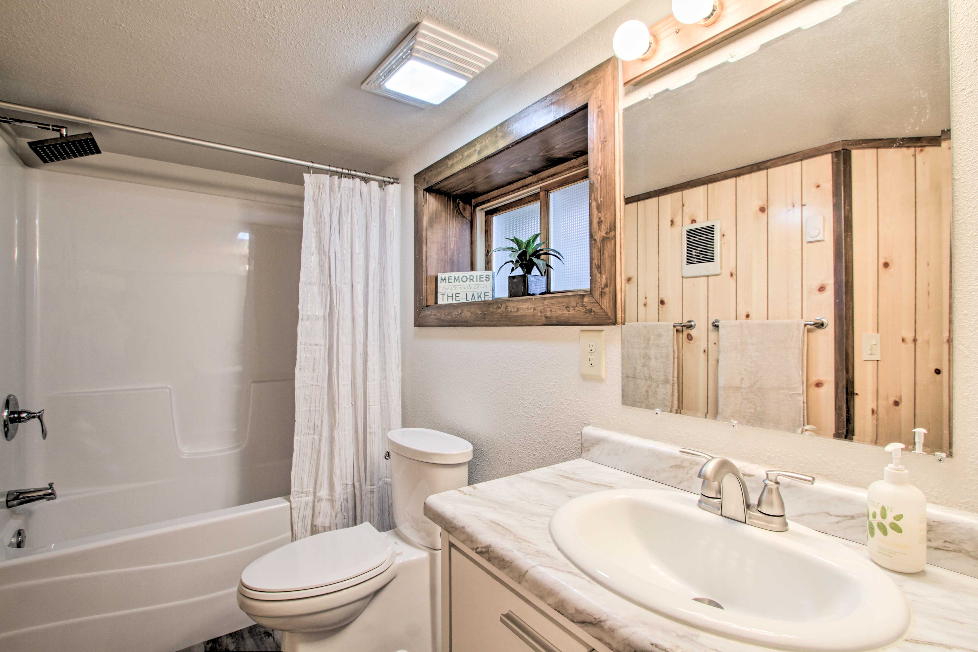 Full Bathroom | Towels Provided