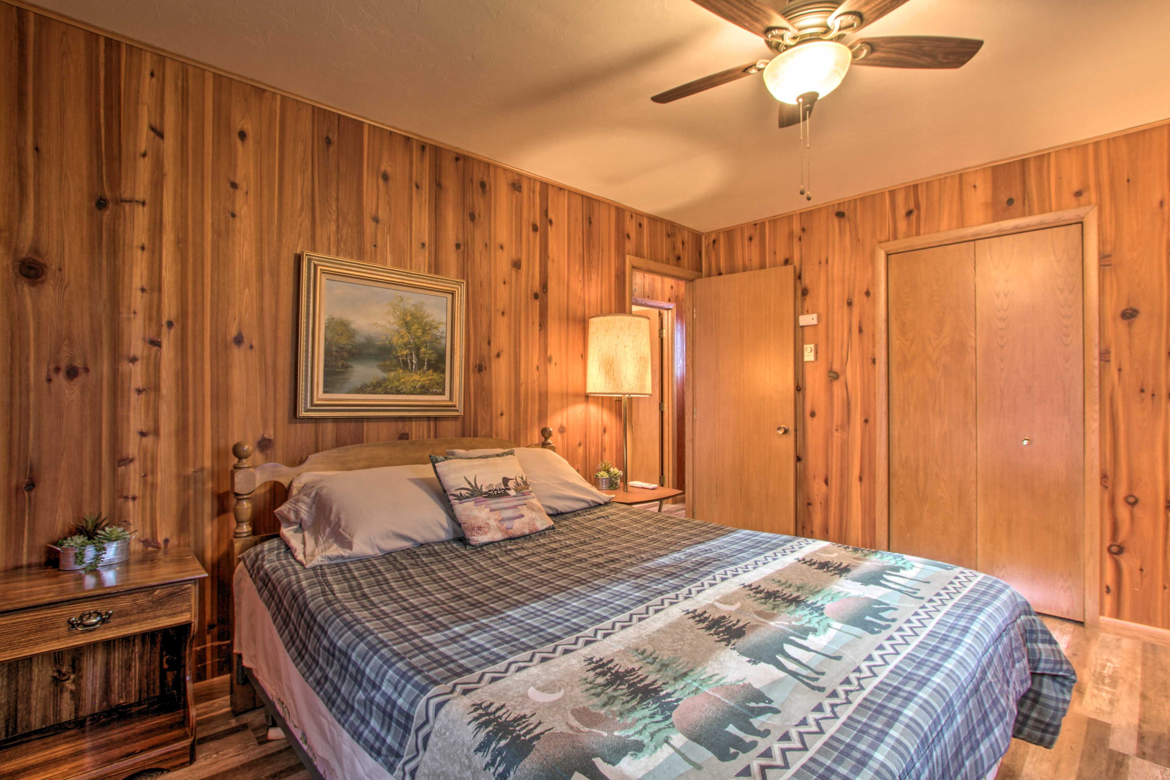 Bedroom | Queen Bed