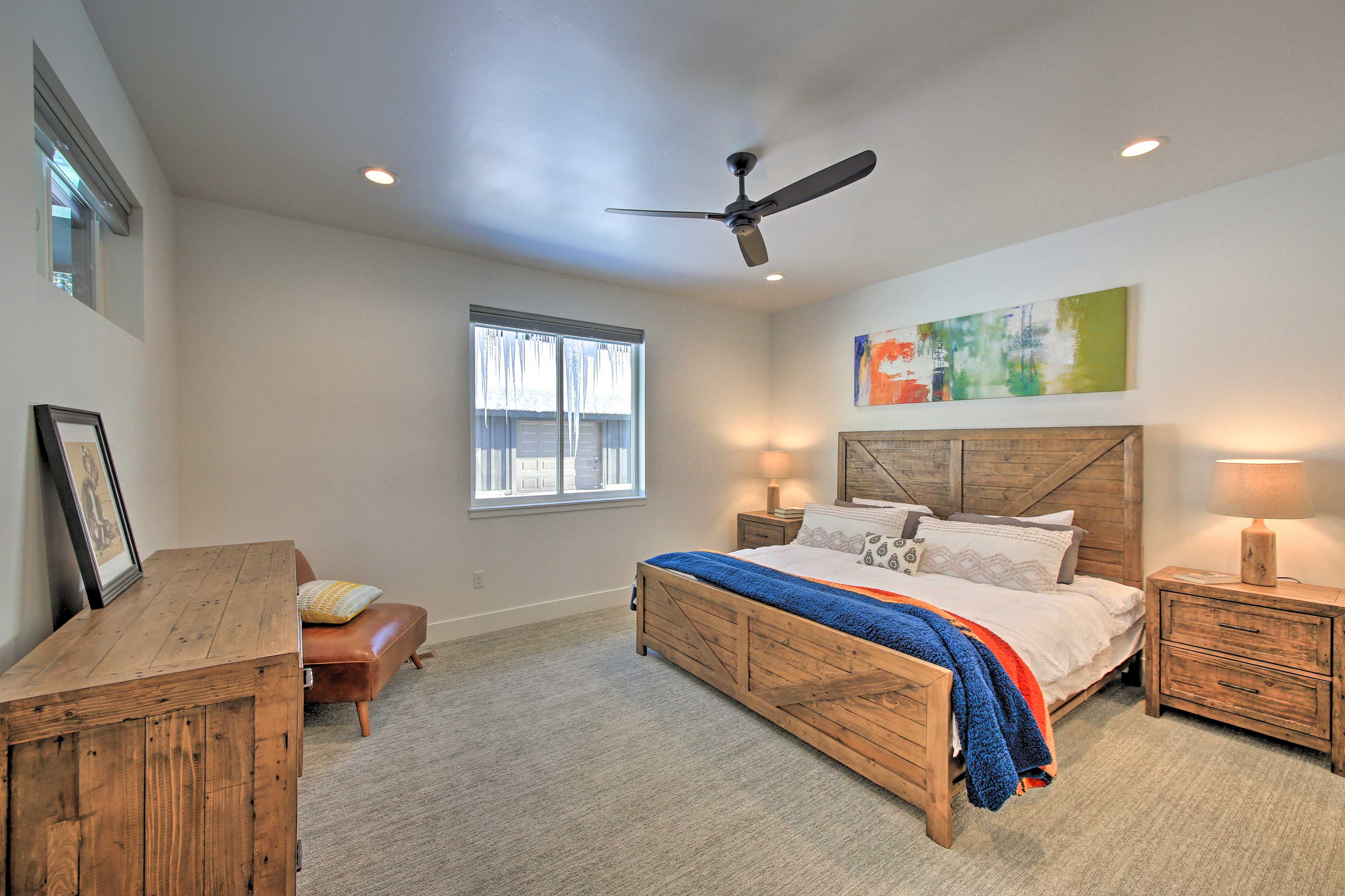 Bedroom 1 | King Bed | 1st Floor | Linens Provided