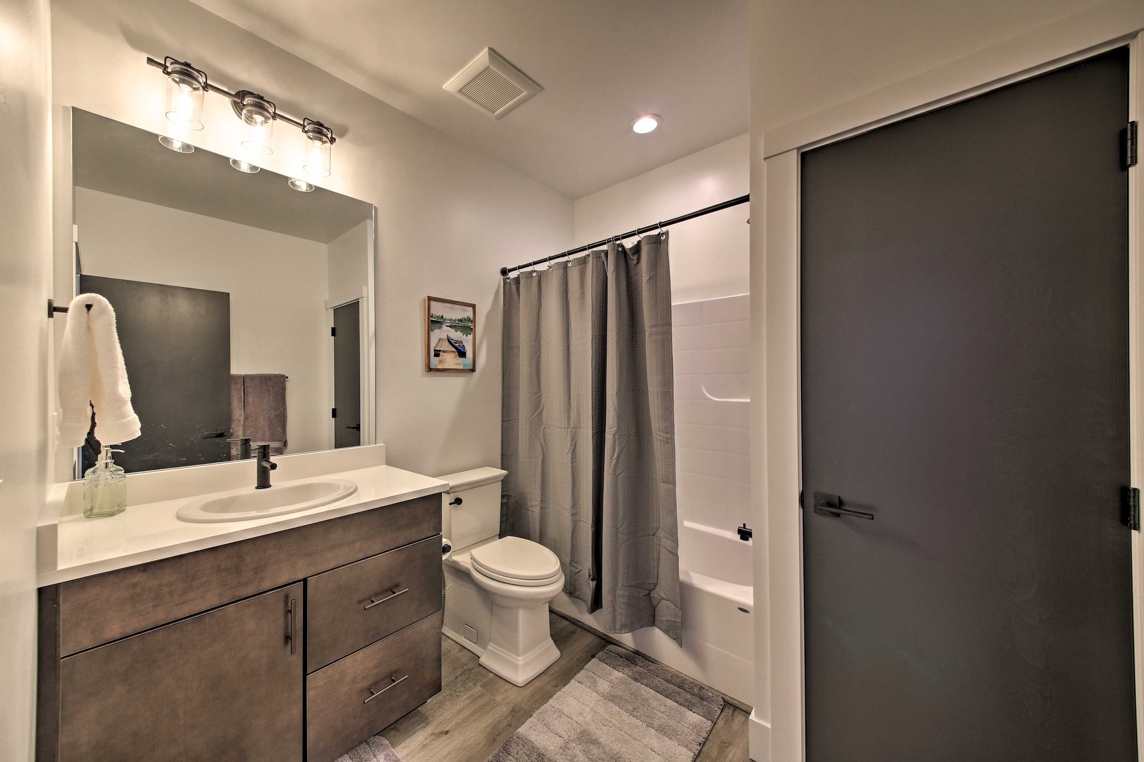 Full Bathroom | Shower/Tub Combo | Towels Provided