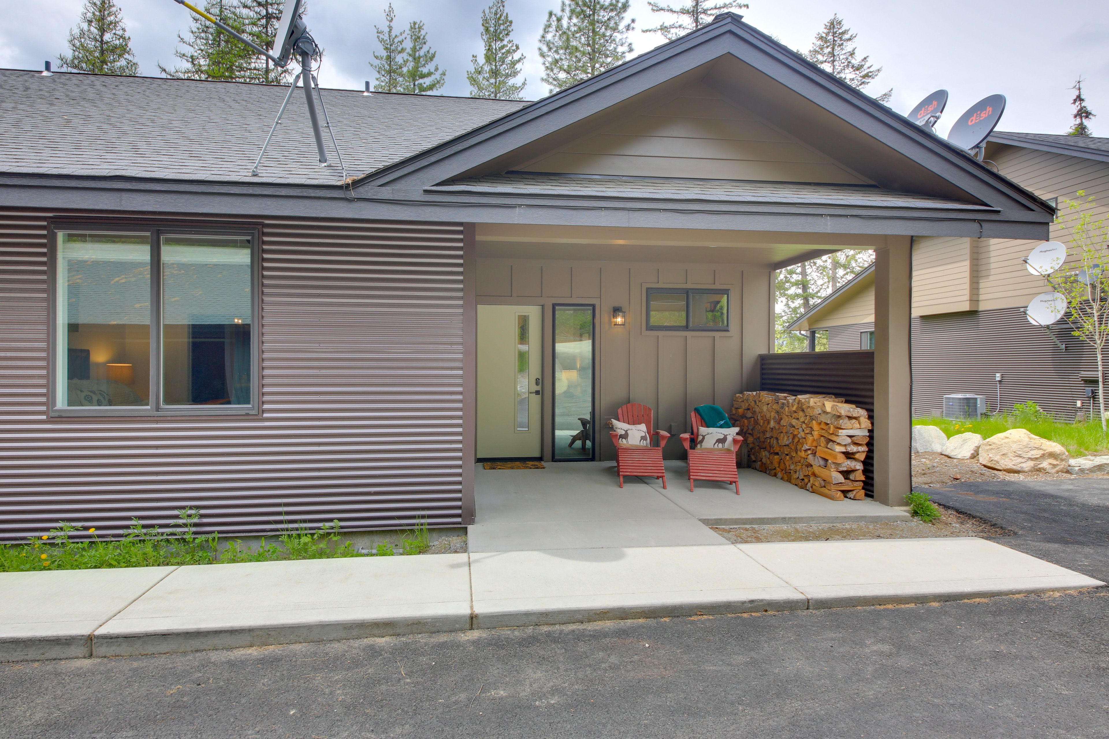 Parking | Driveway (2 Vehicles) | Street Parking | Trailer Parking