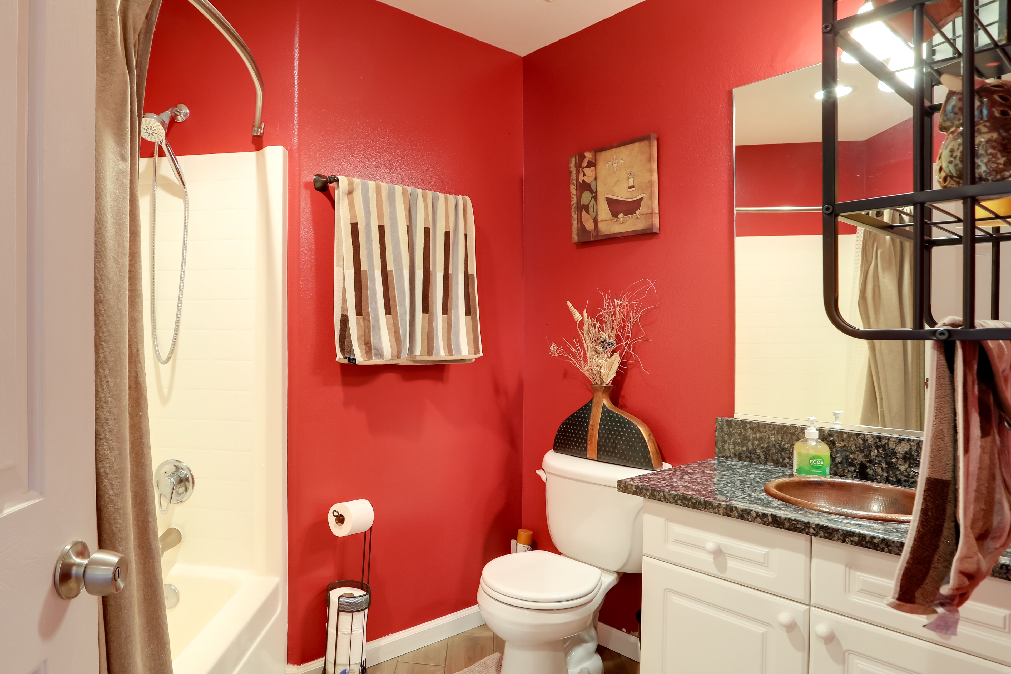 Full Bathroom | Complimentary Toiletries