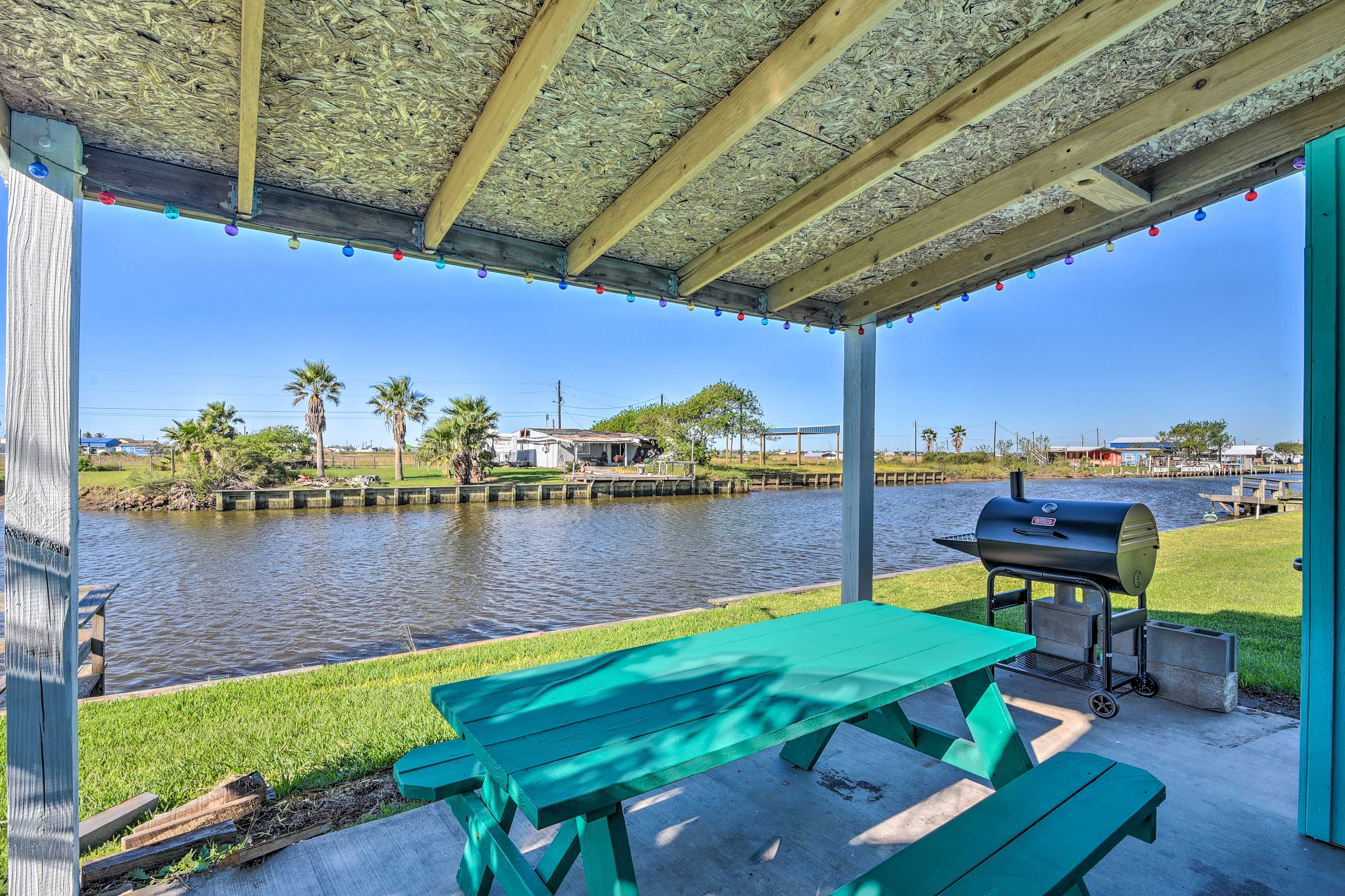 Covered Patio | Charcoal Grill