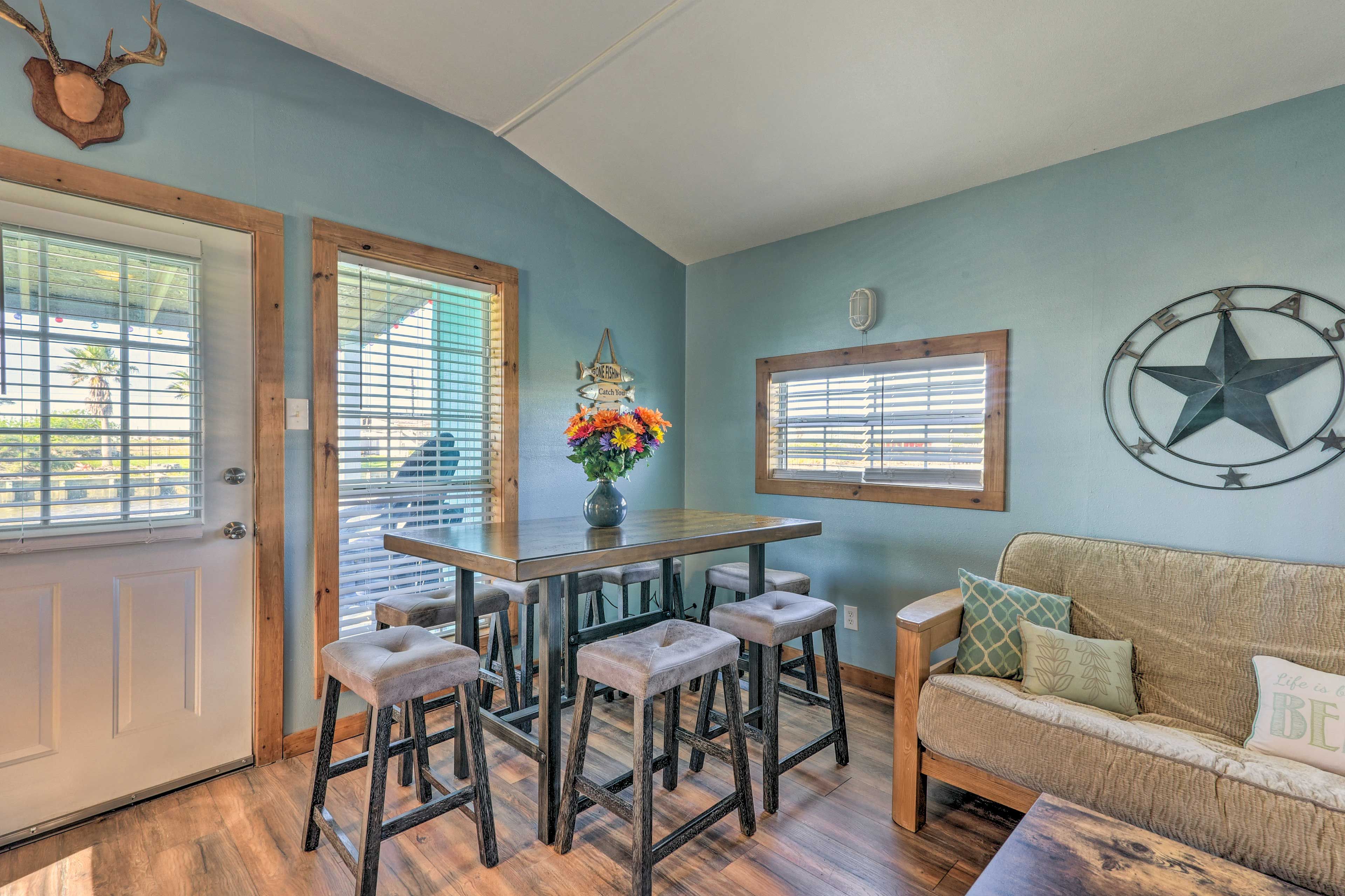 Living Room | 6-Person Dining Table