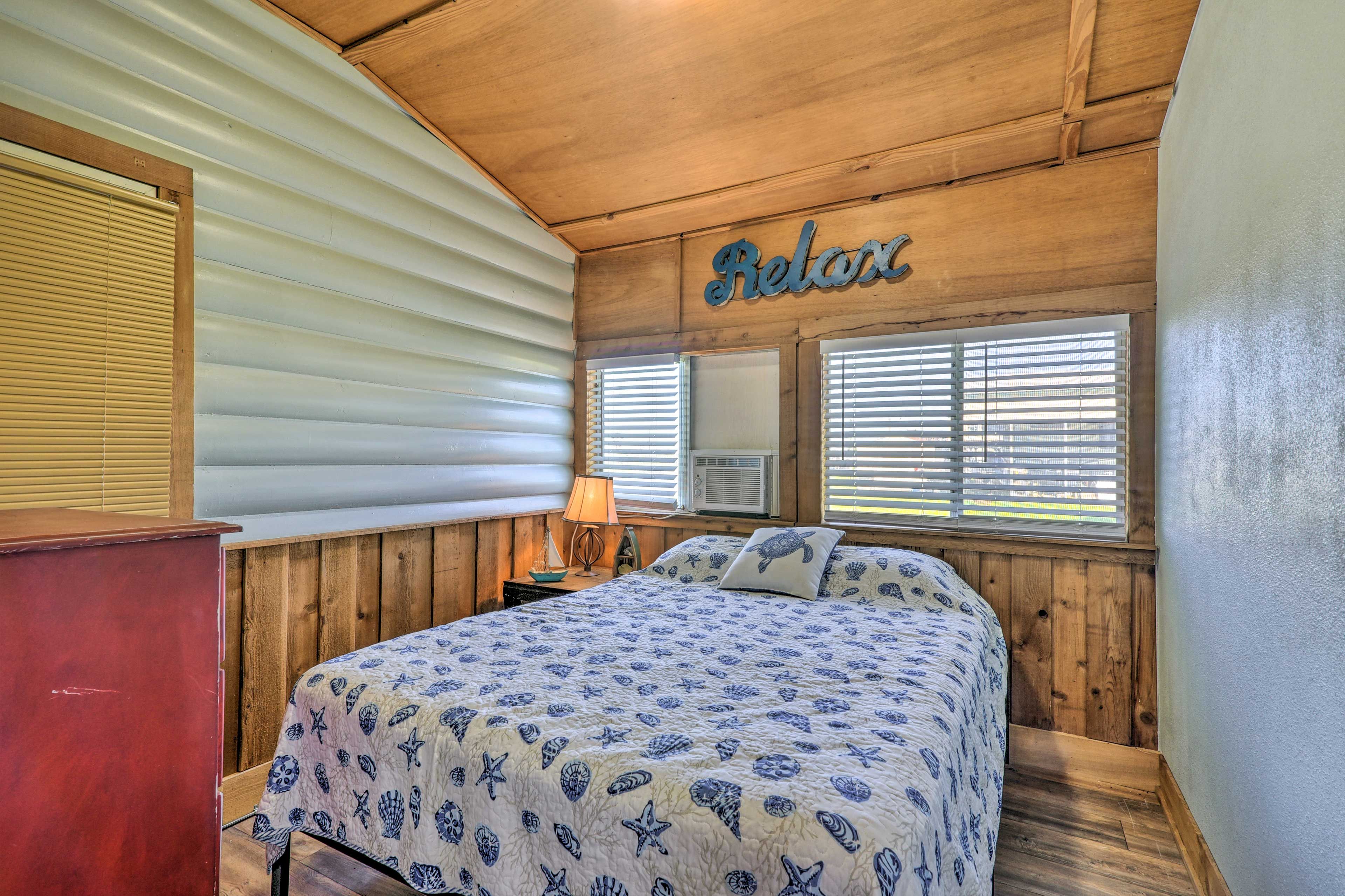 Bedroom 1 | Queen Bed