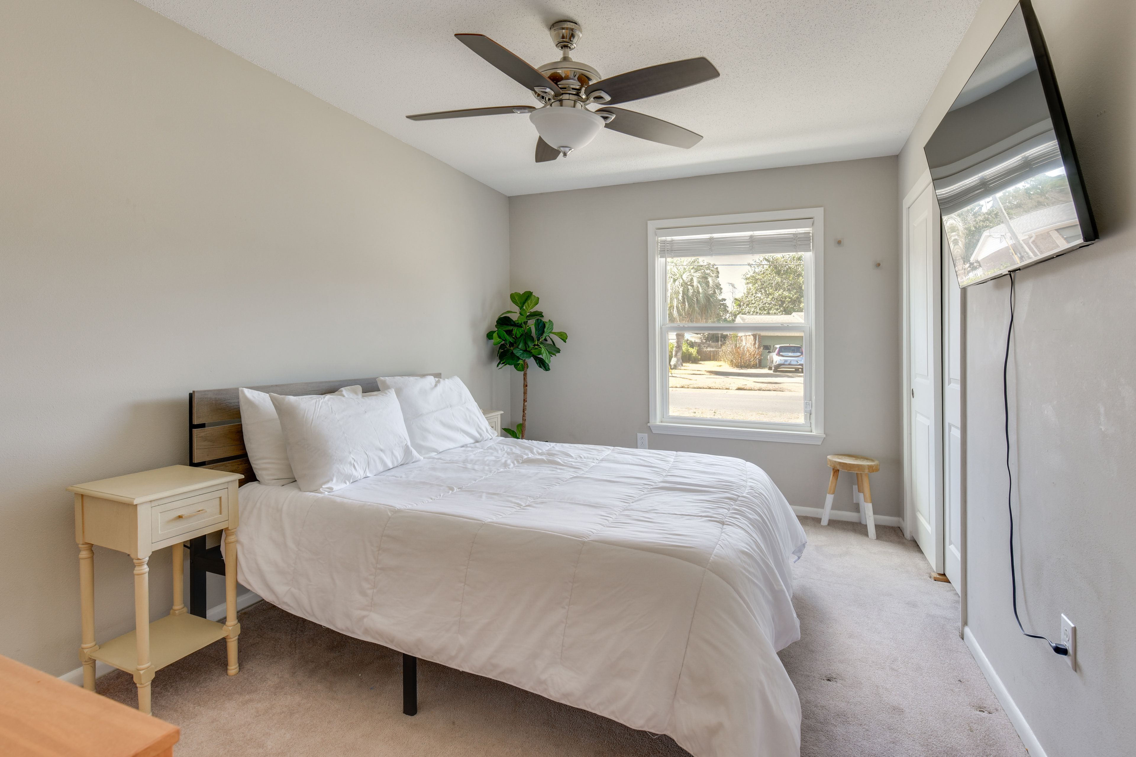 Bedroom 3 | Queen Bed