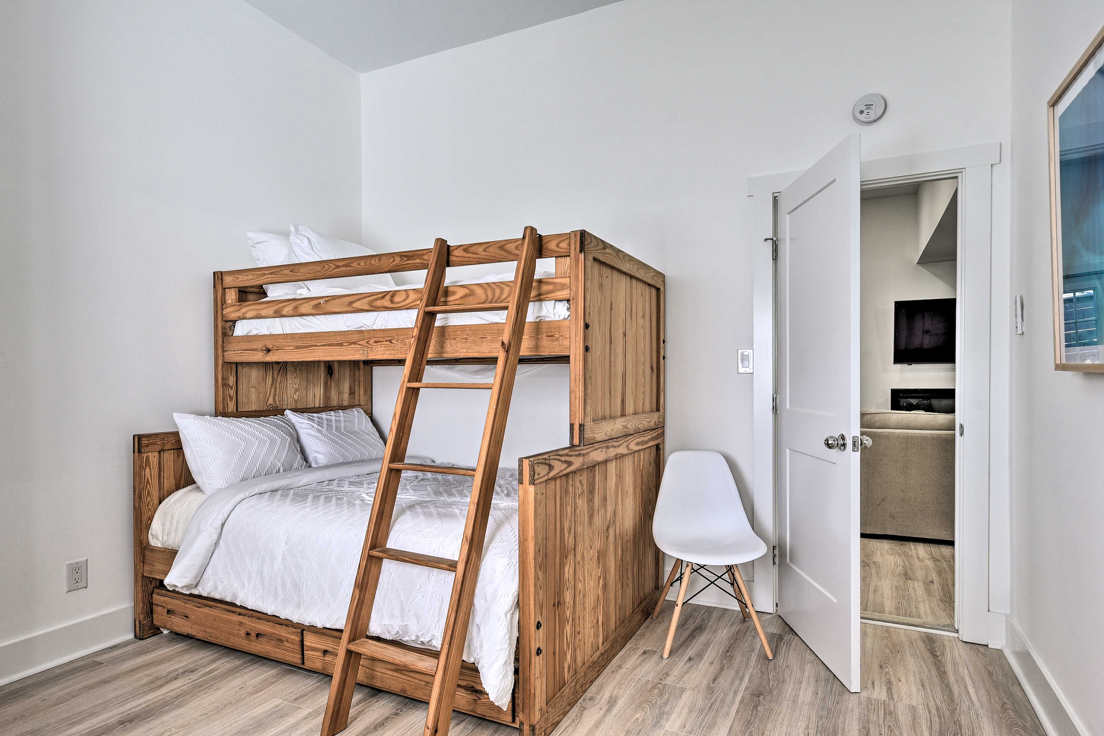 Bedroom 3 | Twin/Full Bunk Bed w/ Twin Trundle