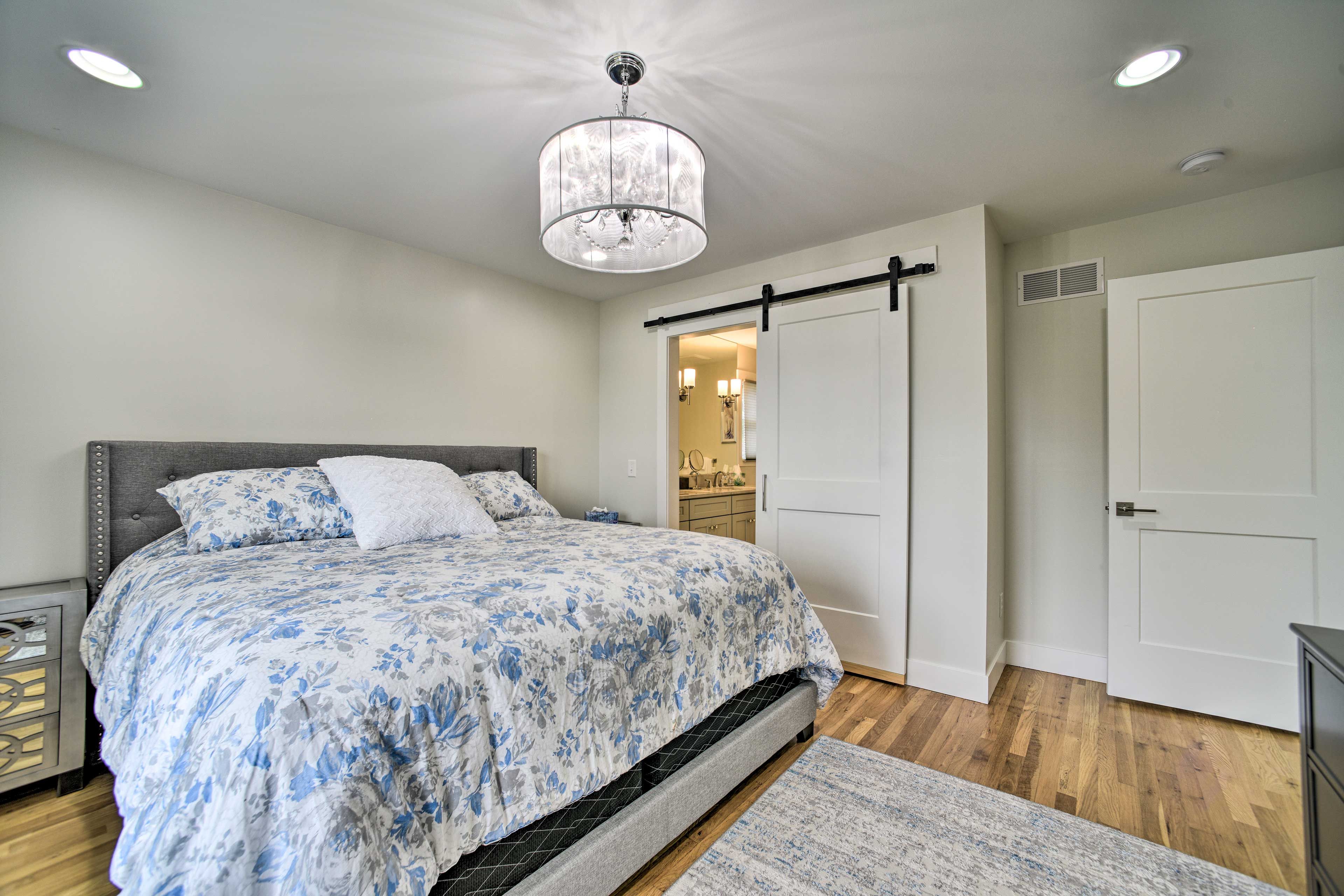 Bedroom 1 | King Bed | En-Suite Bathroom
