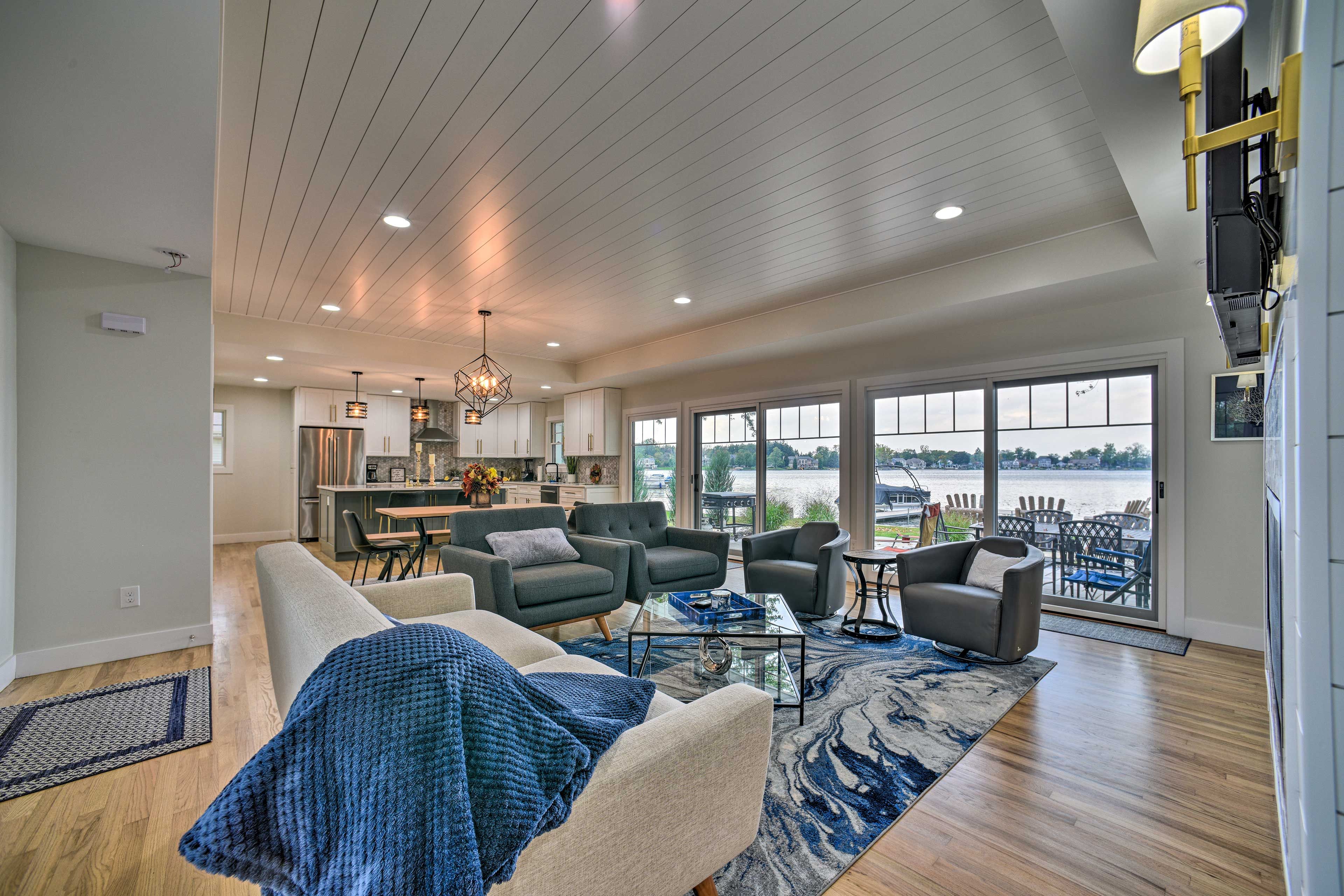 Living Room | Single Story | Central A/C & Heating | Free WiFi | Water Views