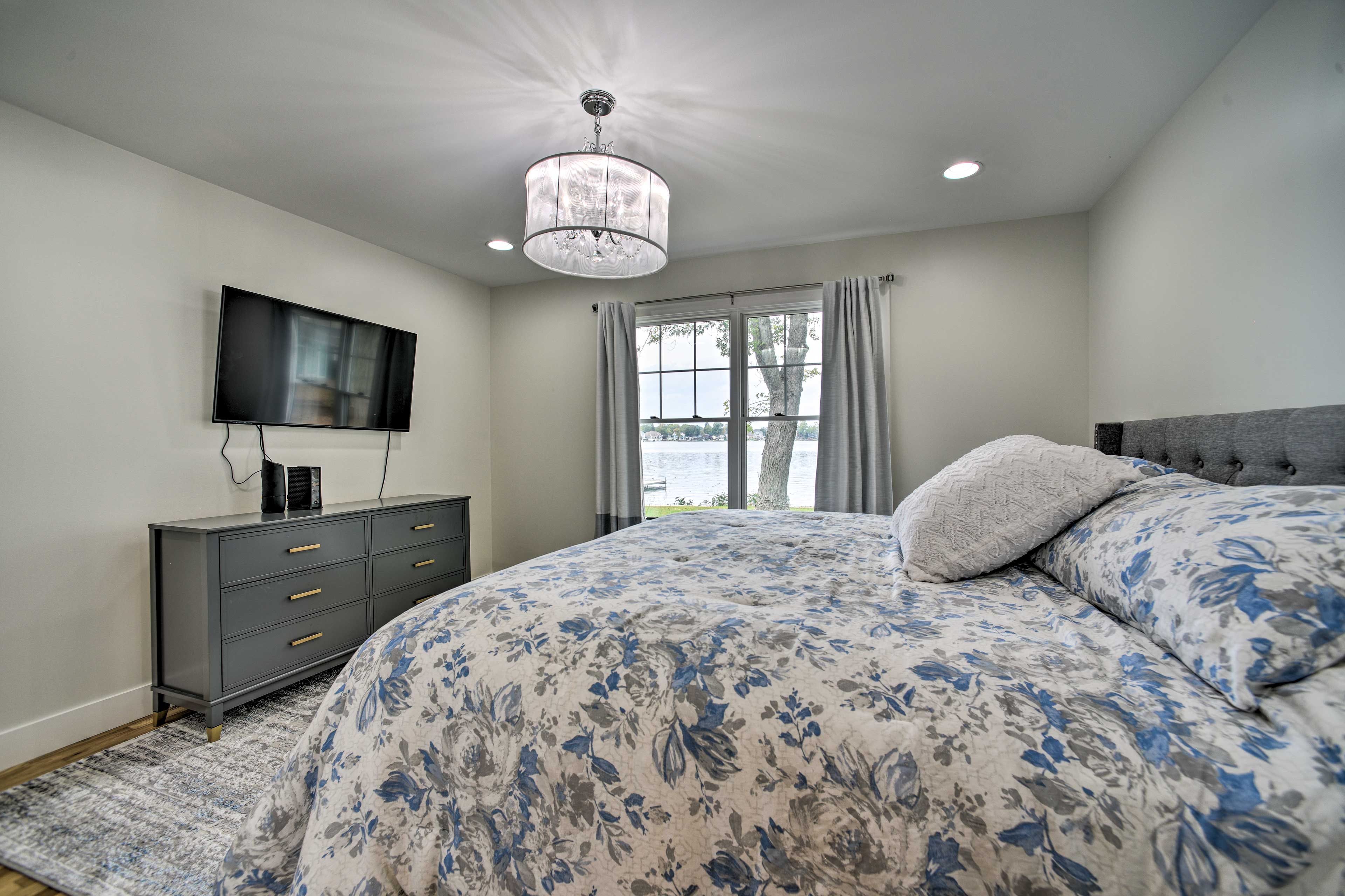 Bedroom 1 | Smart TV