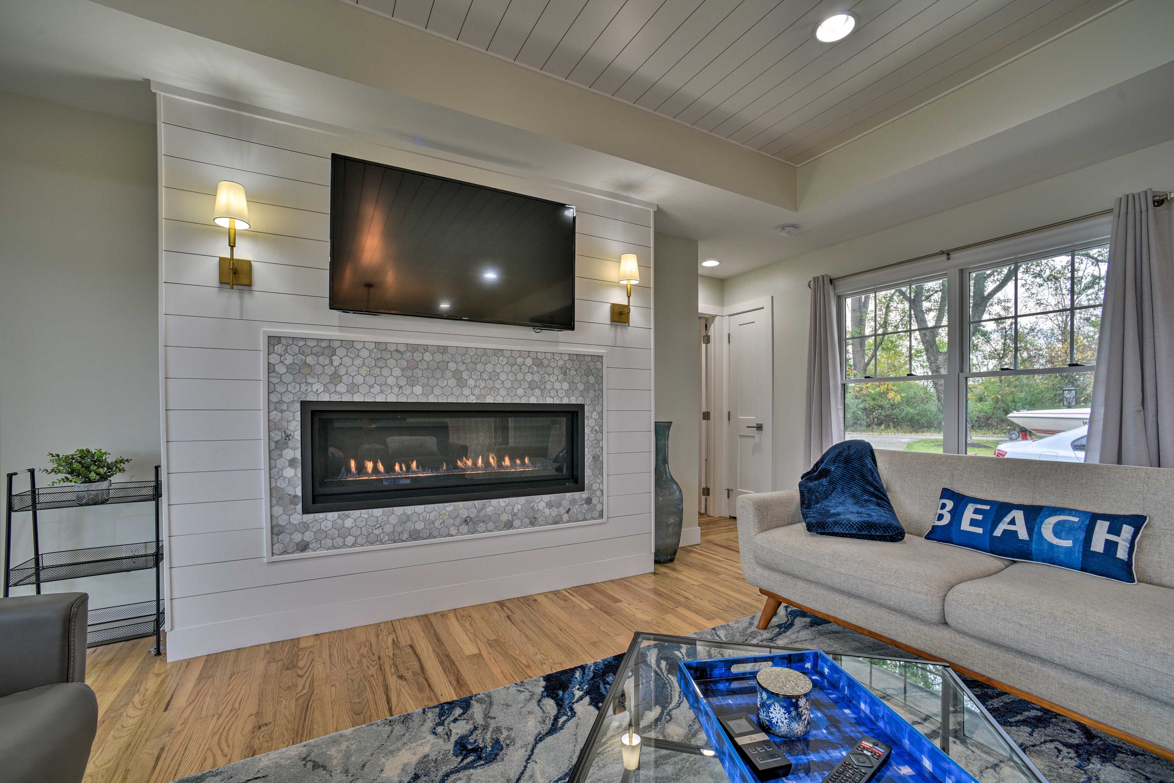 Living Room | Gas Fireplace | Smart TV