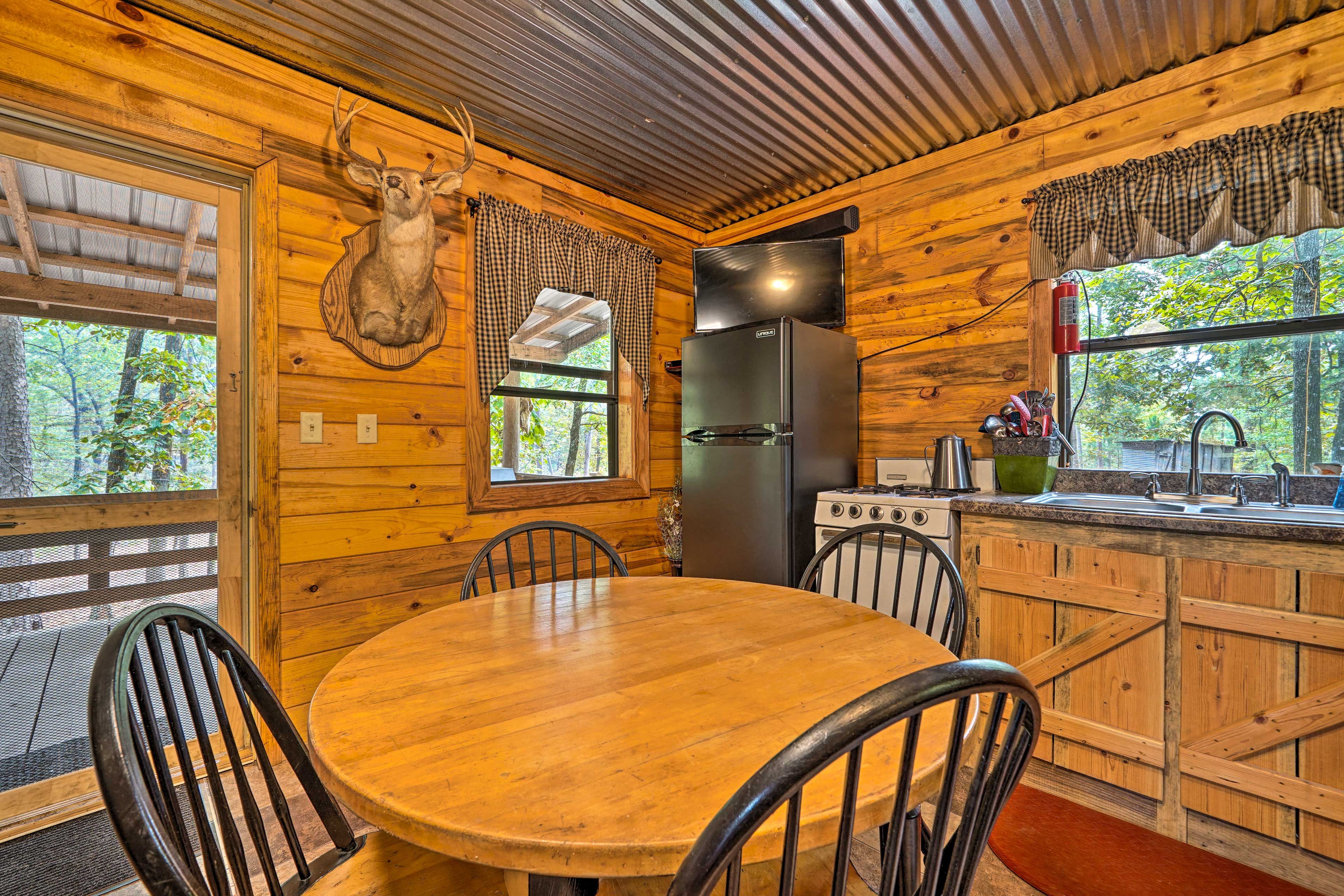 Dining Area | Dishware/Flatware Provided