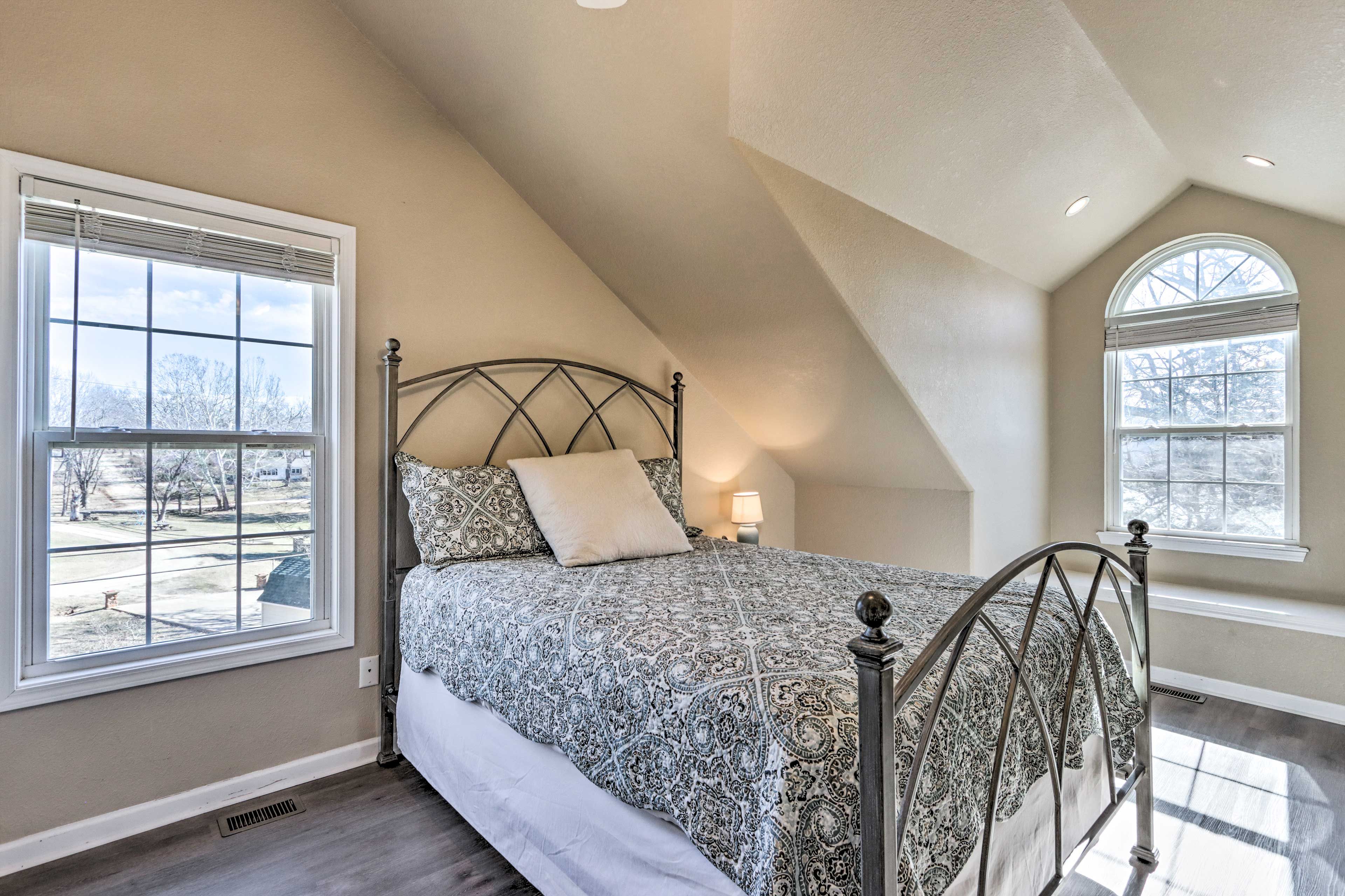 Bedroom 1 | Queen Bed | 2nd Floor | Linens Provided