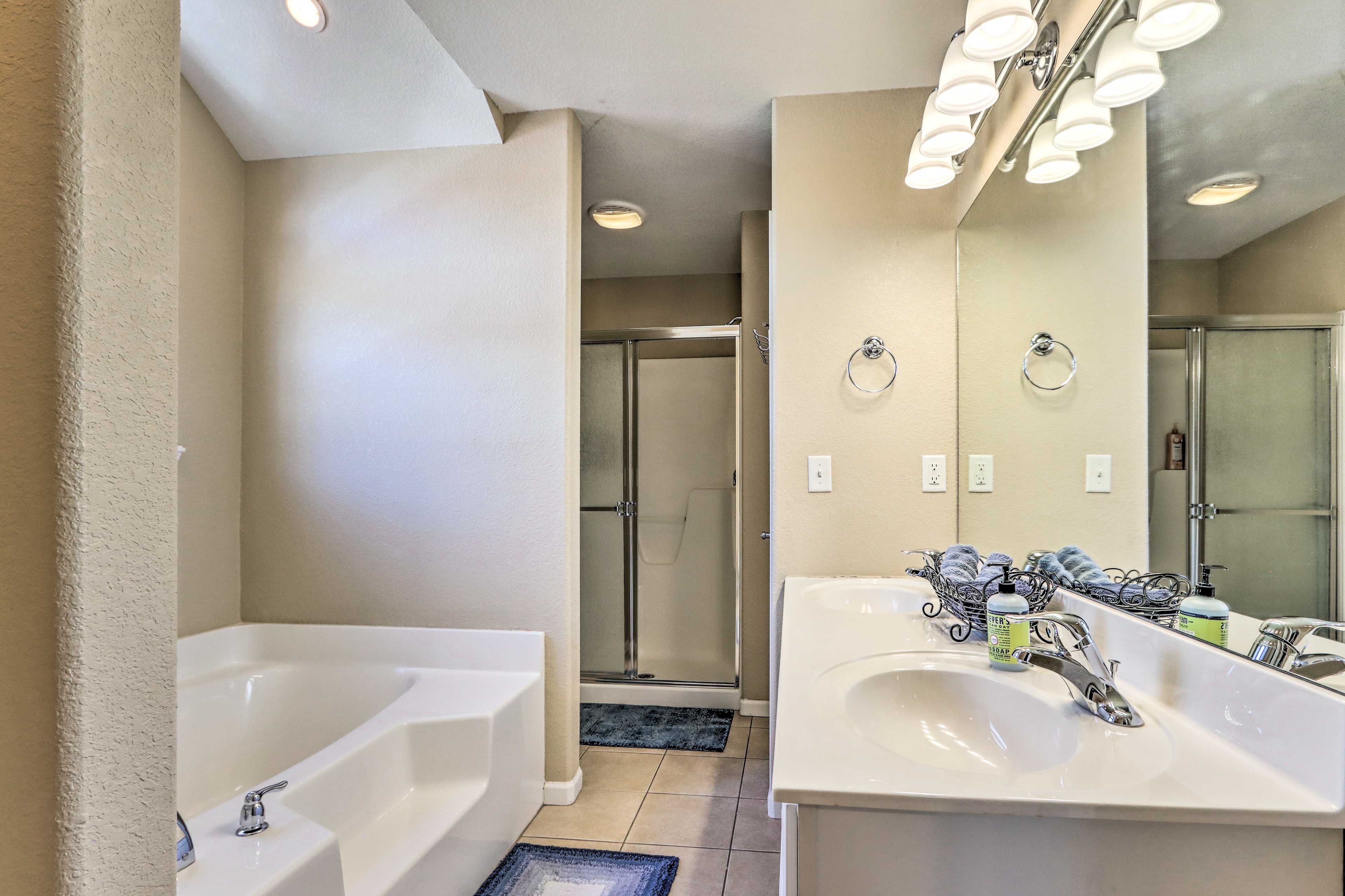 En-Suite Bathroom | 2nd Floor | Jetted Tub | Towels Provided
