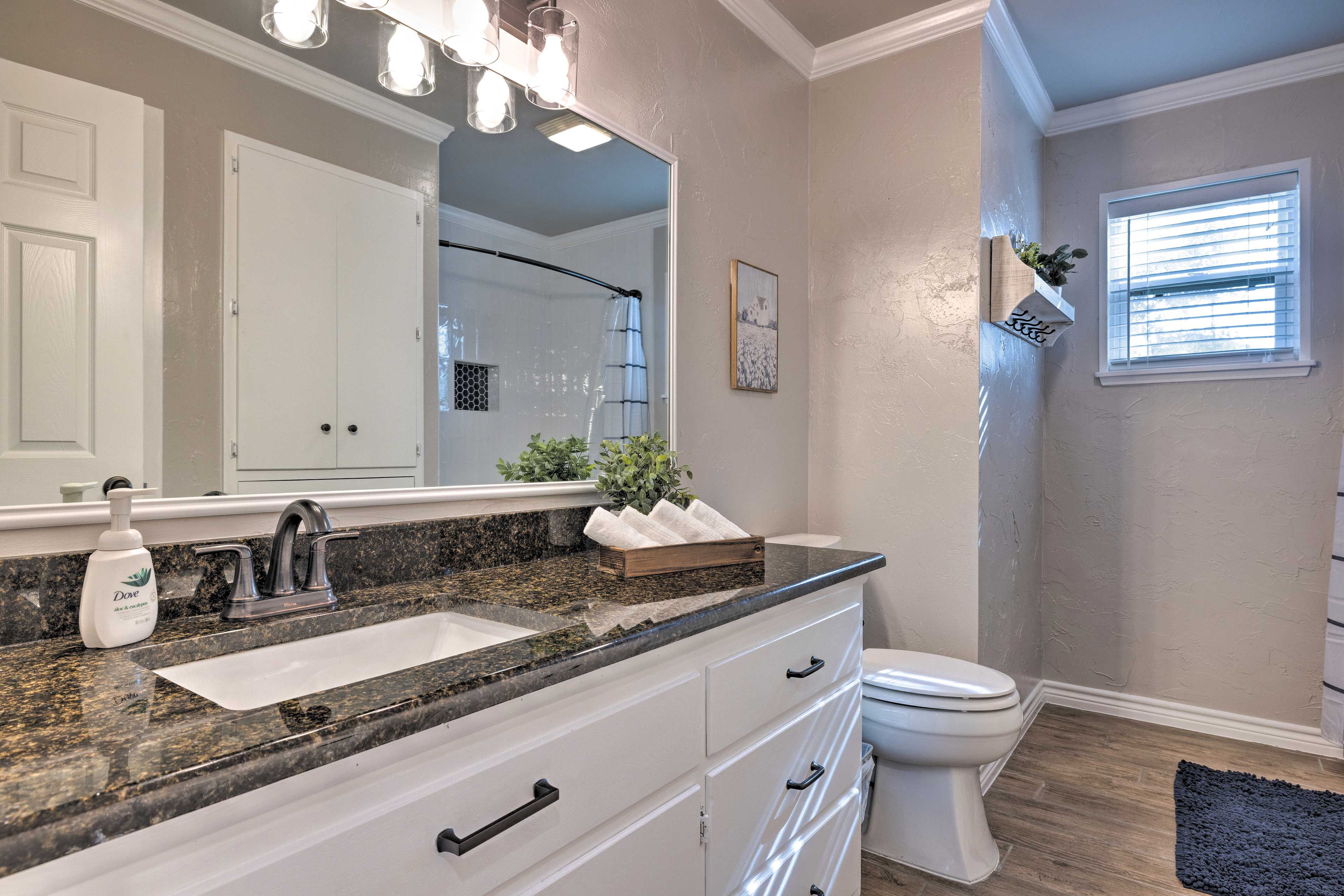 Full Bathroom | Towels Provided | Complimentary Toiletries