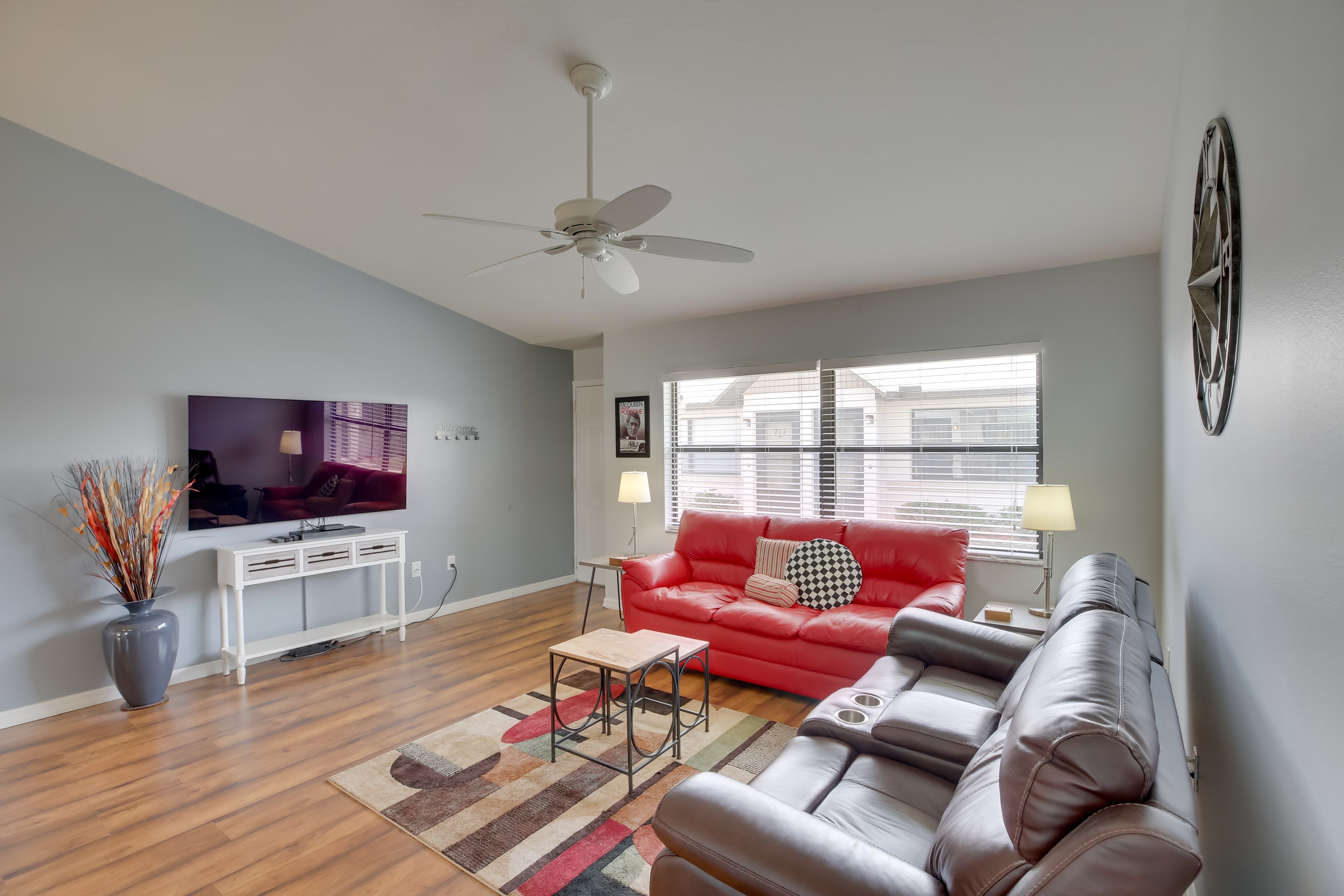 Living Room | Smart TV w/ DVD Player