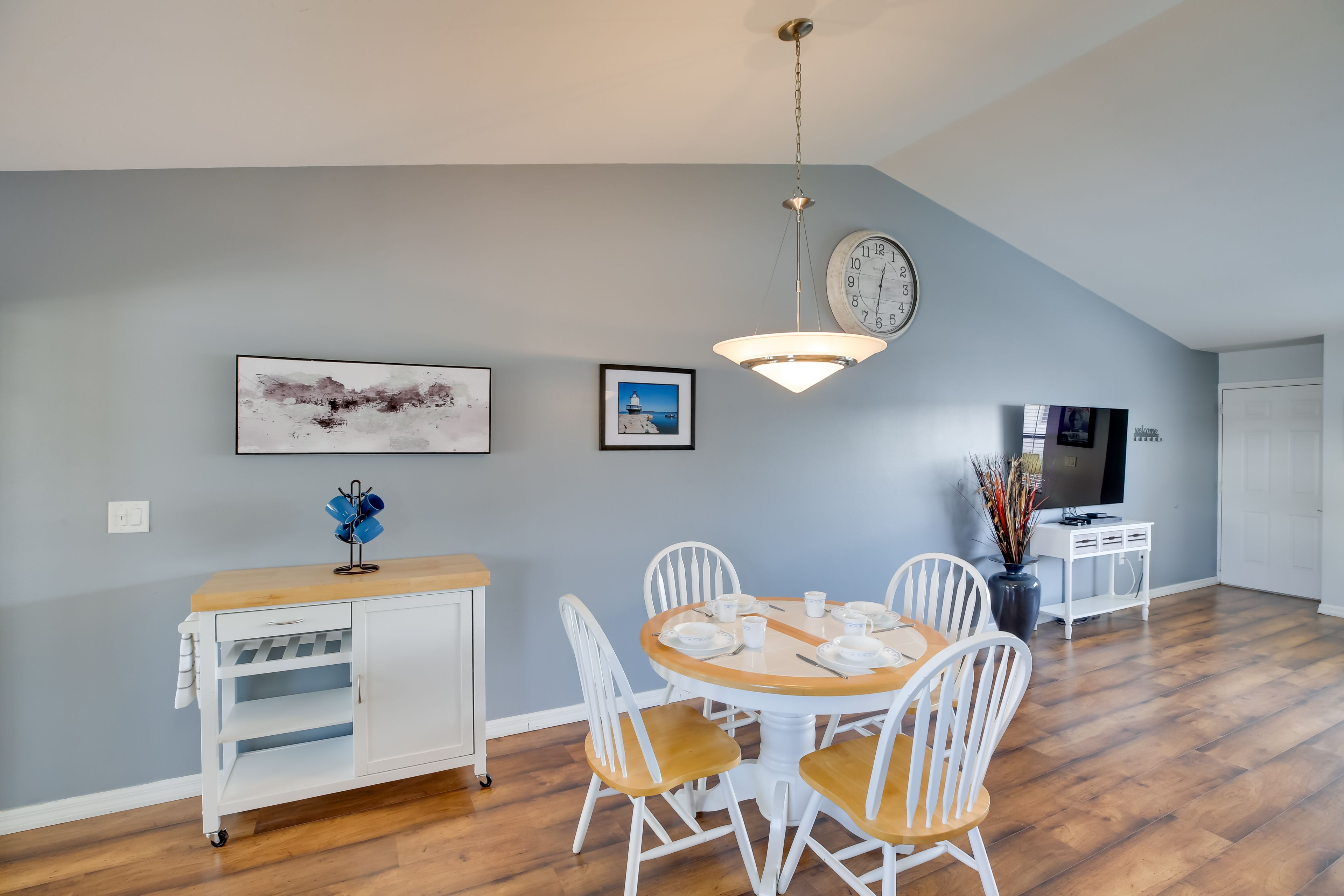Dining Area | Dishware & Flatware Provided
