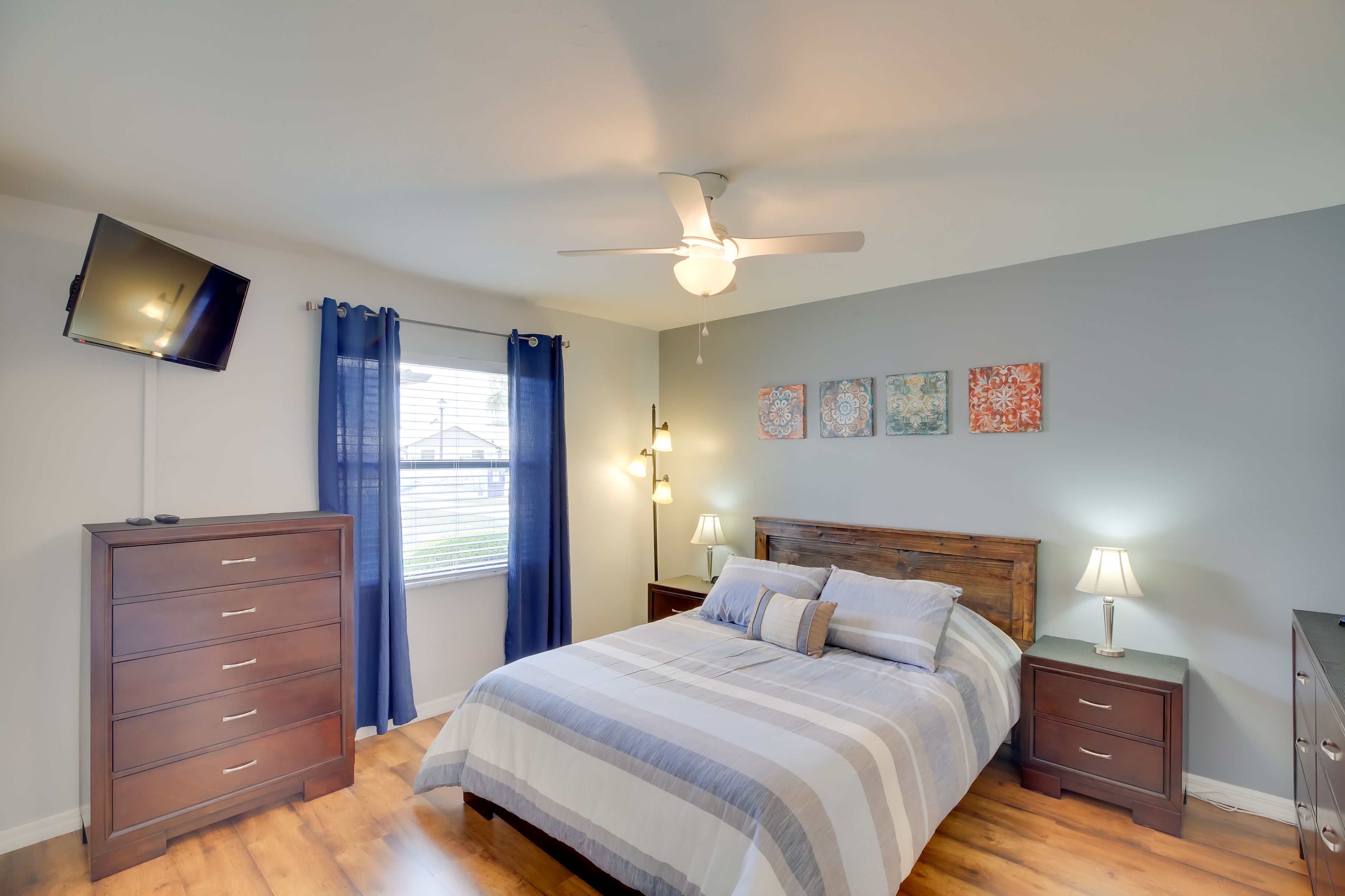 Bedroom 1 | Queen Bed