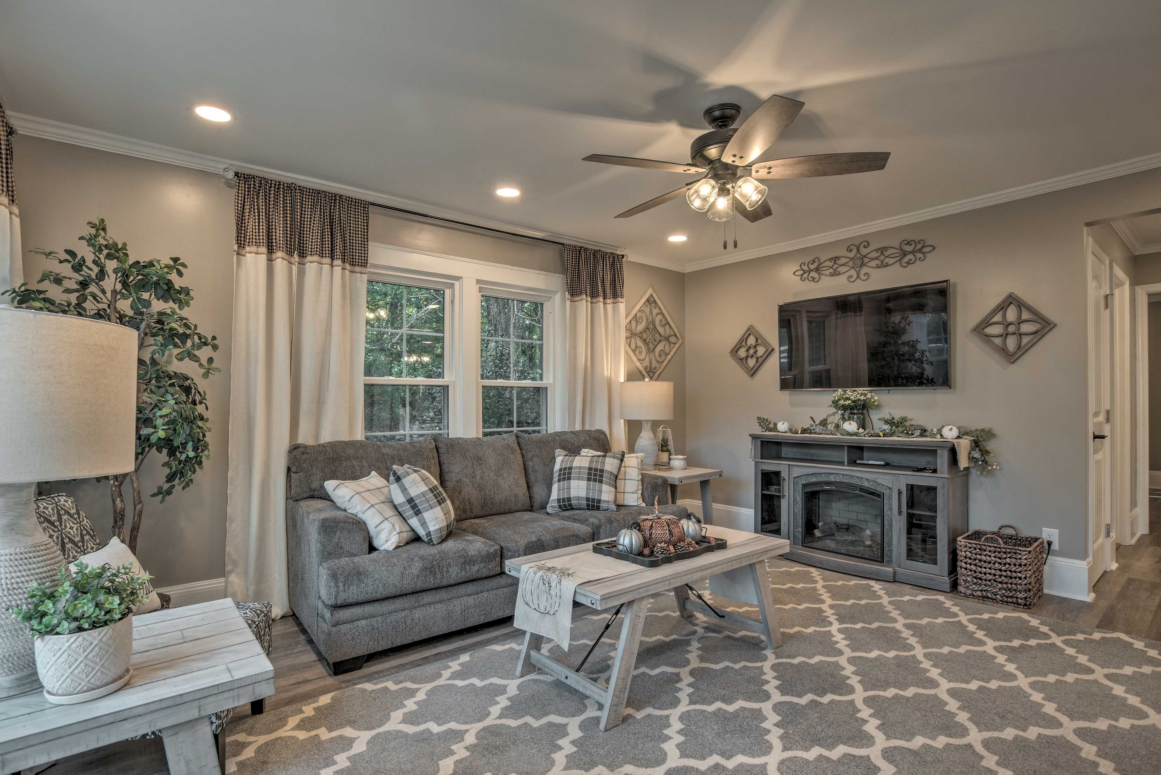 Living Room | Free WiFi | Central A/C