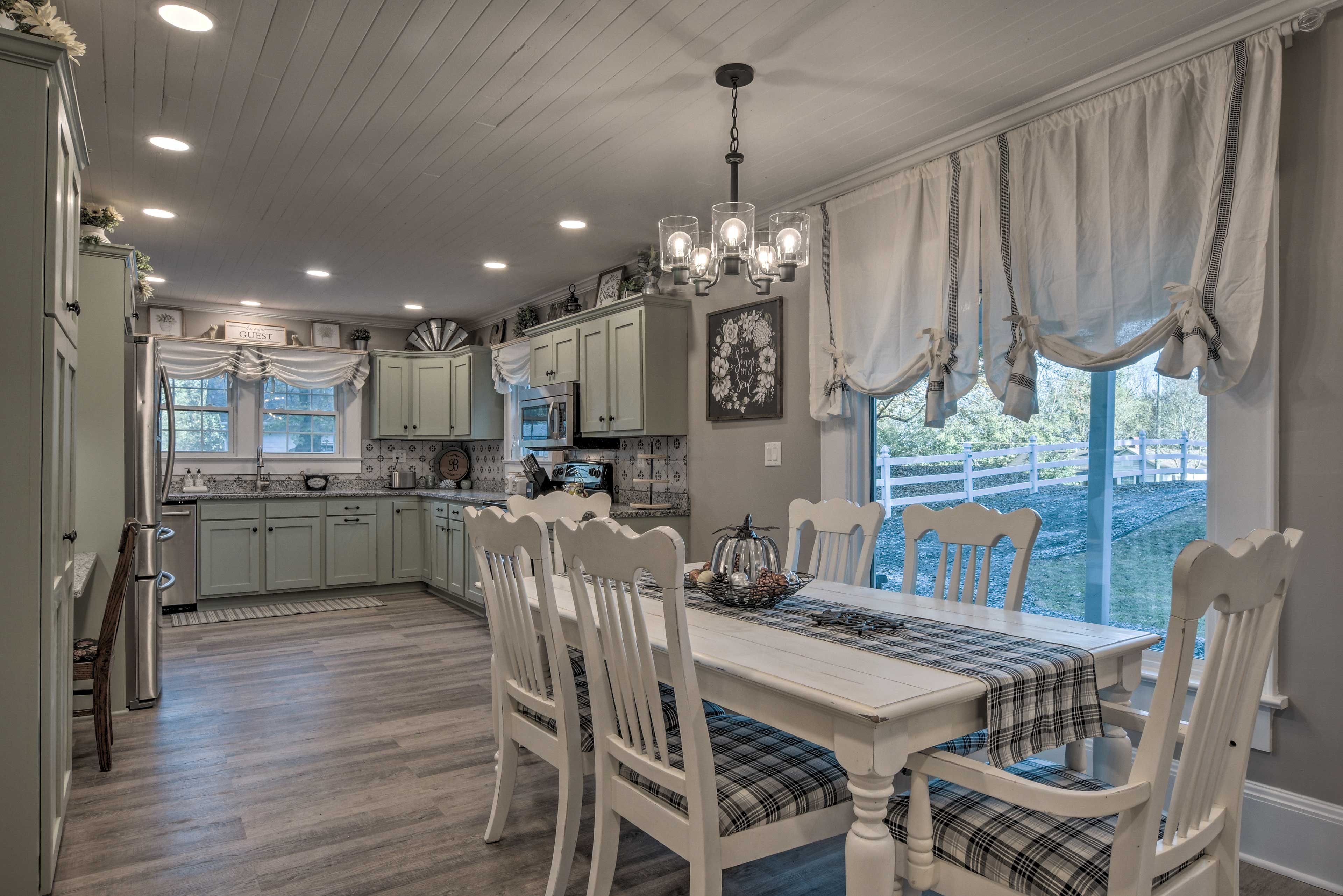 Dining Room | Dishware/Flatware Provided
