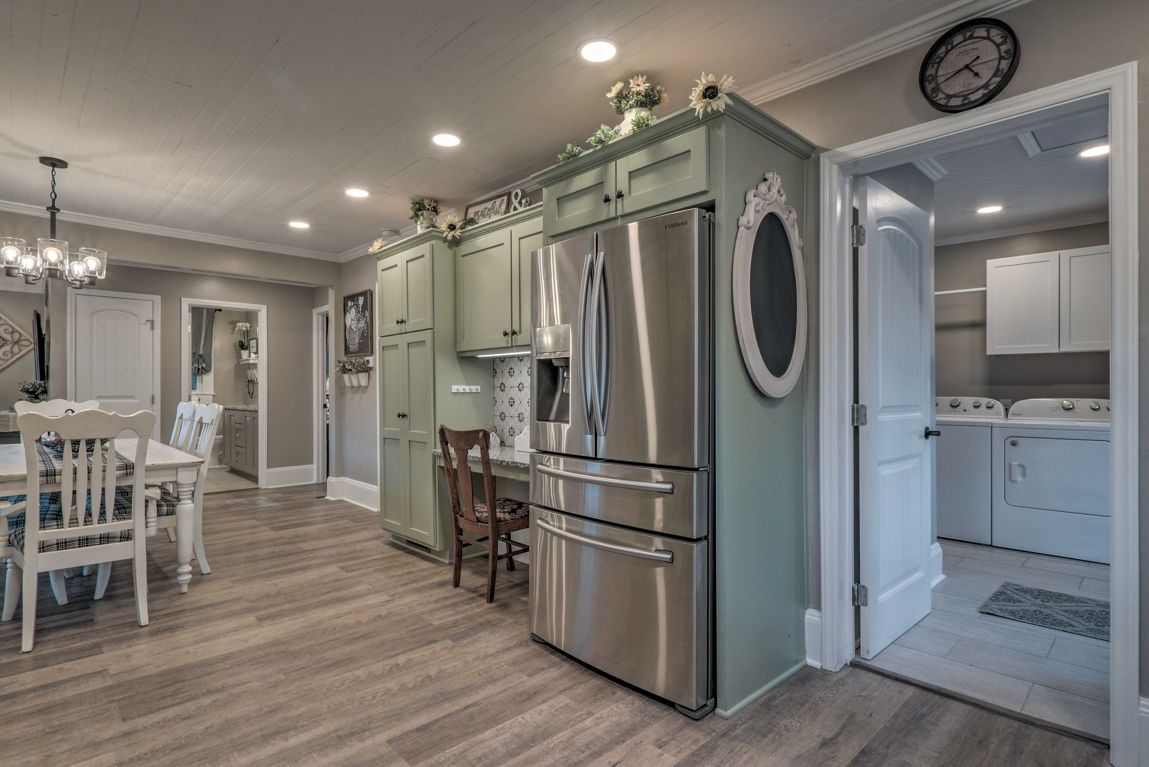 Kitchen | Paper Towels/Trash Bags Provided