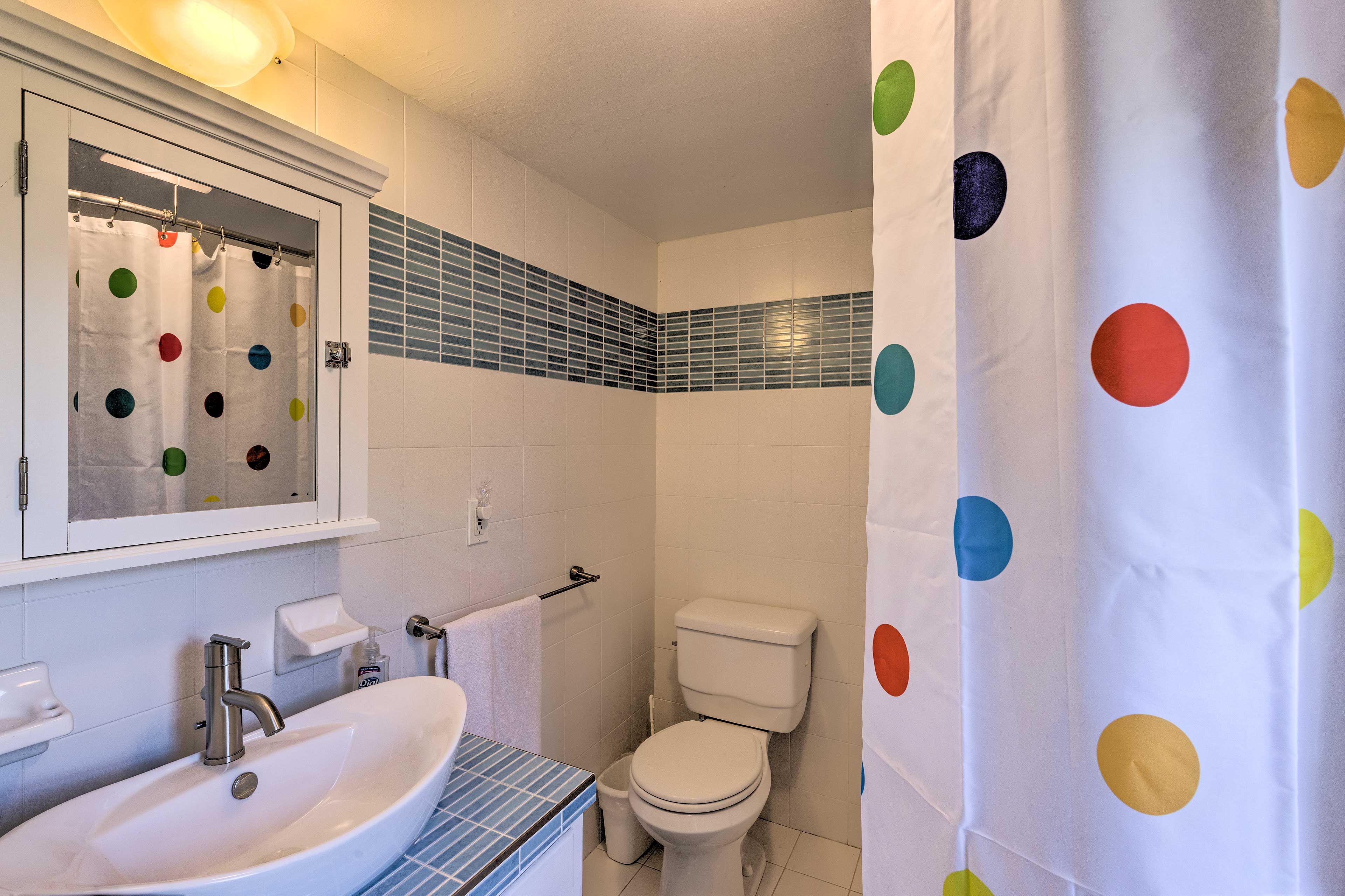 Full Bathroom | Towels Provided | 2nd Floor