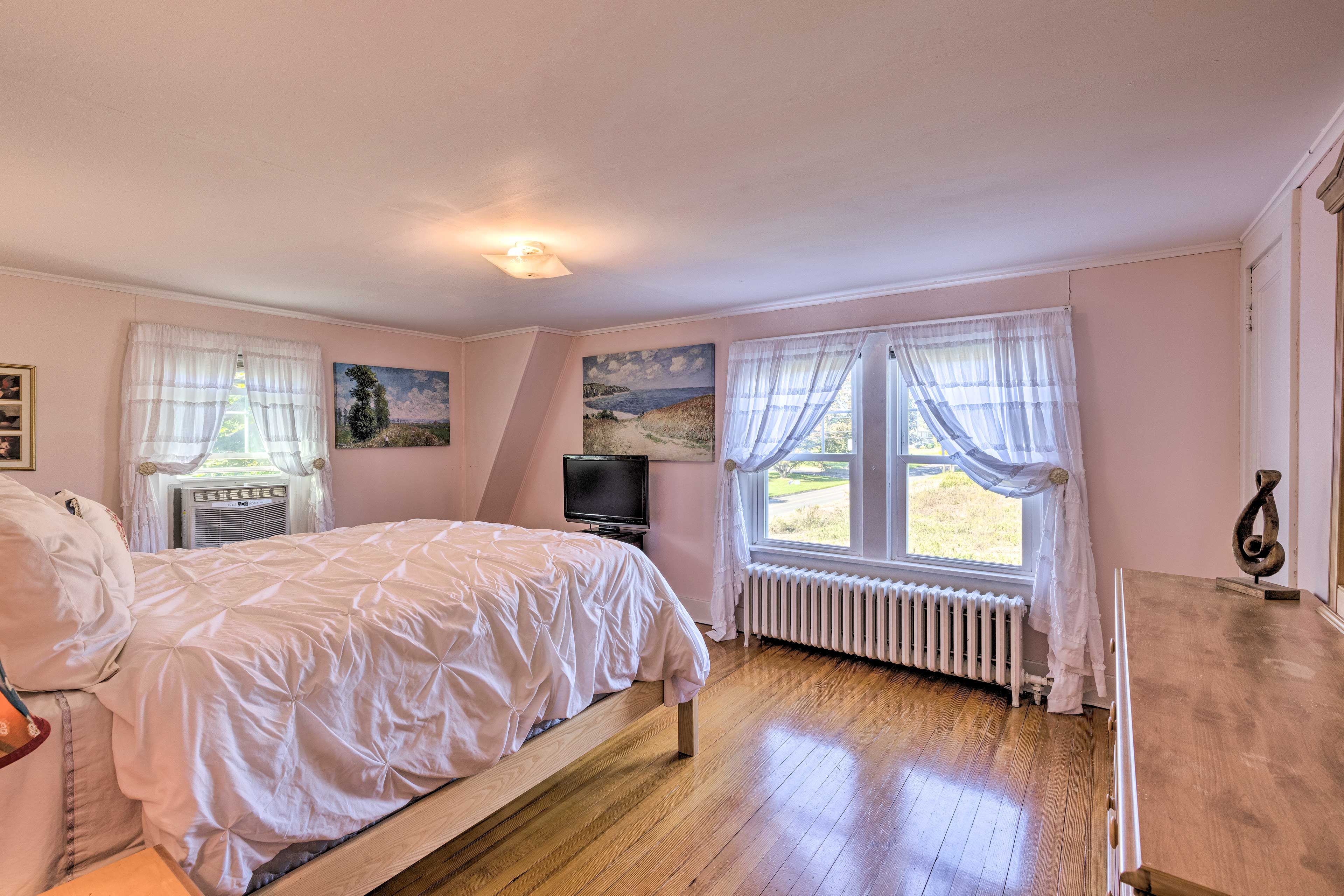 Bedroom 1 | Queen Bed | Smart TV | 2nd Floor